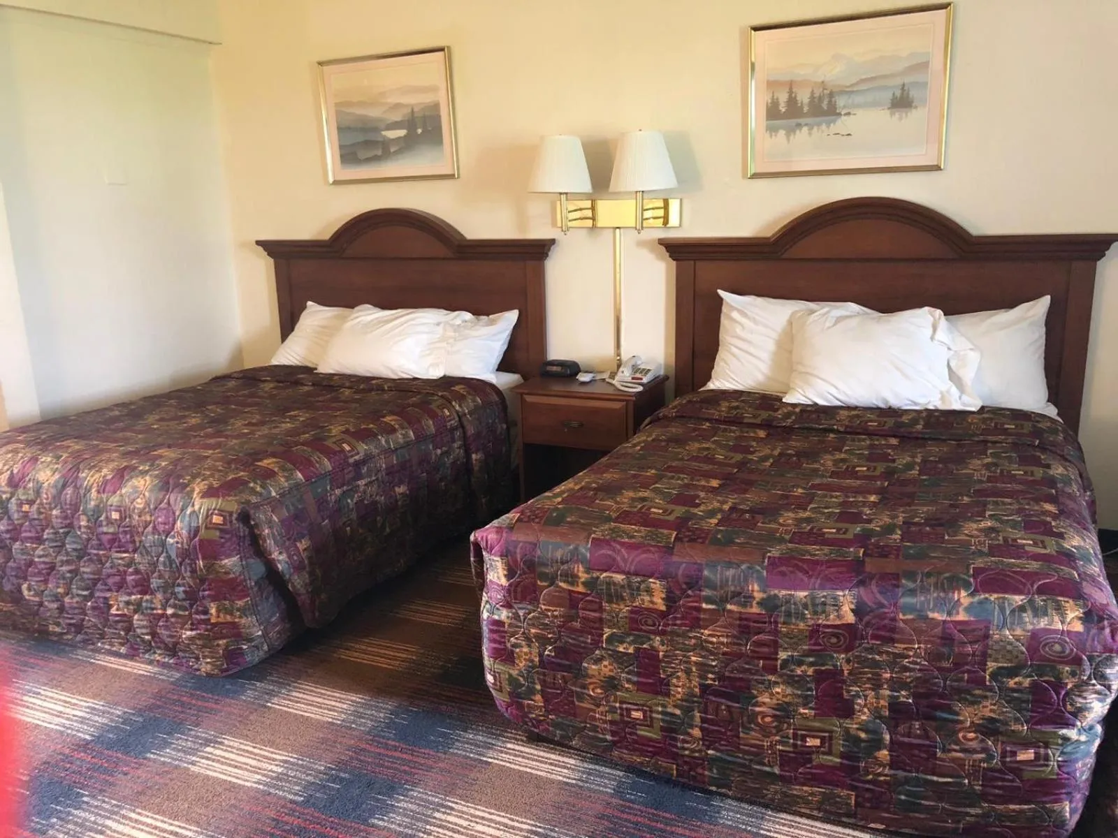 Bed in Red Carpet Inn Syracuse Airport