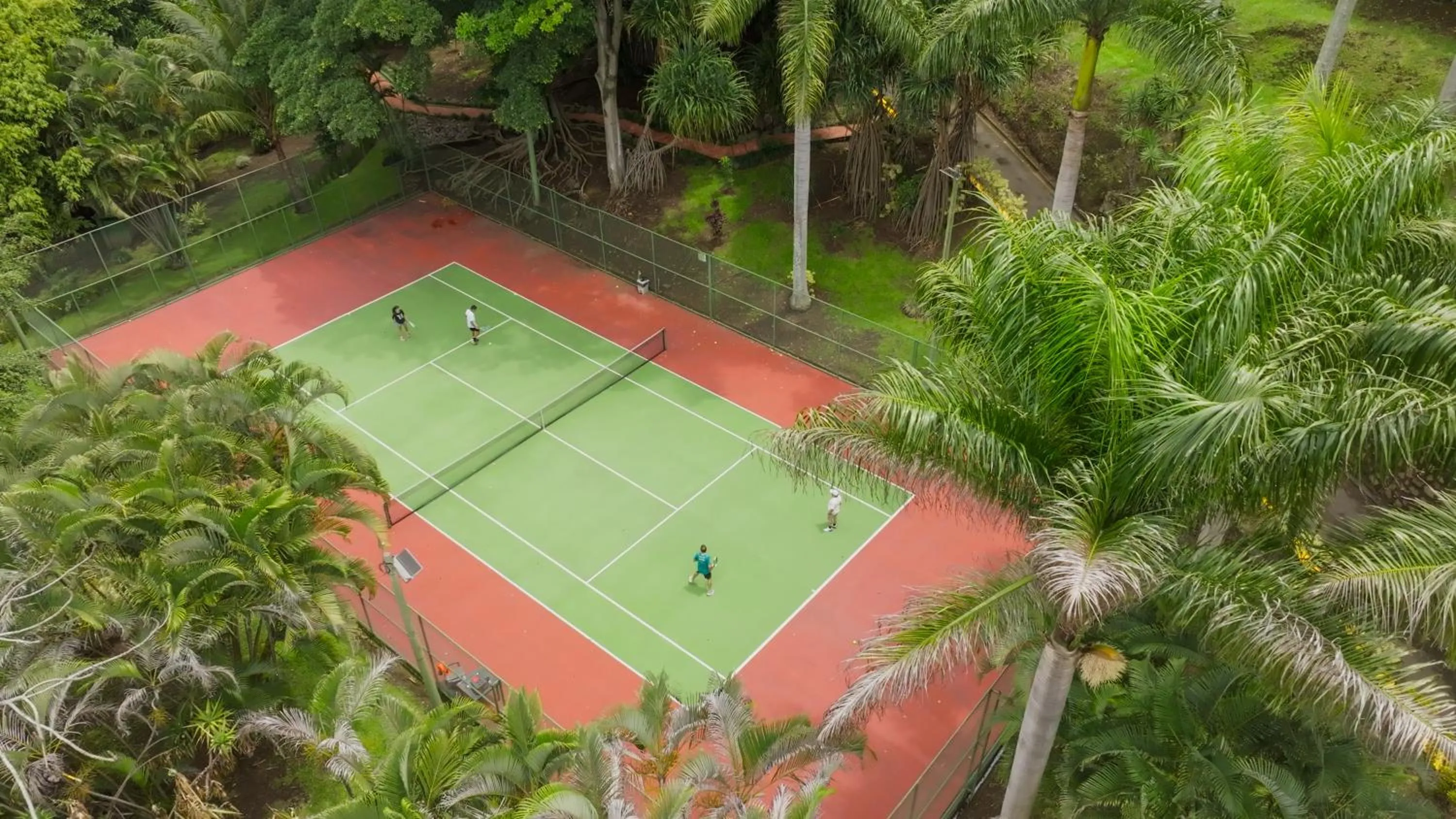 Tennis court in Barceló San José