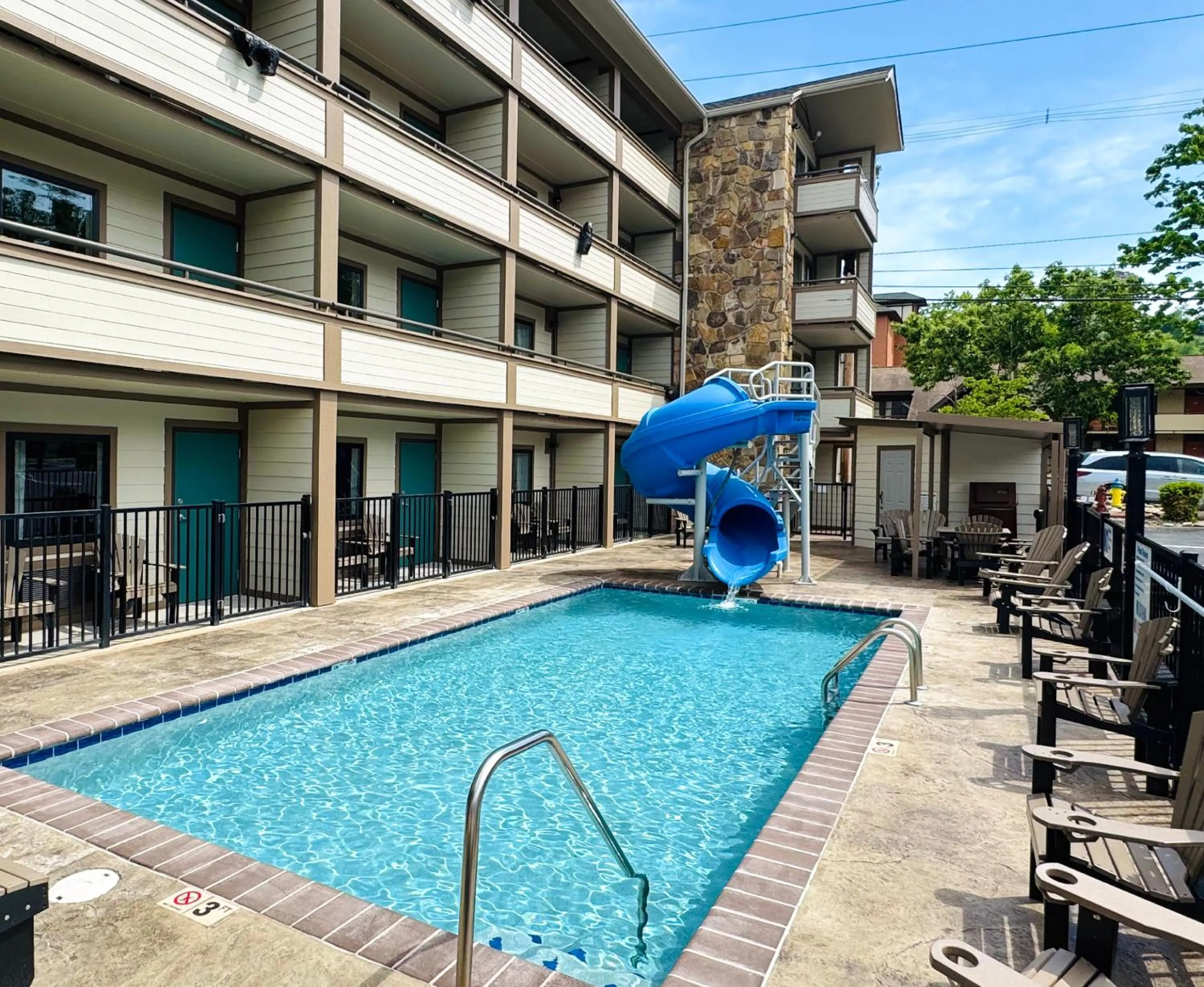 Swimming pool in Best Western Johnson's Inn Downtown Gatlinburg