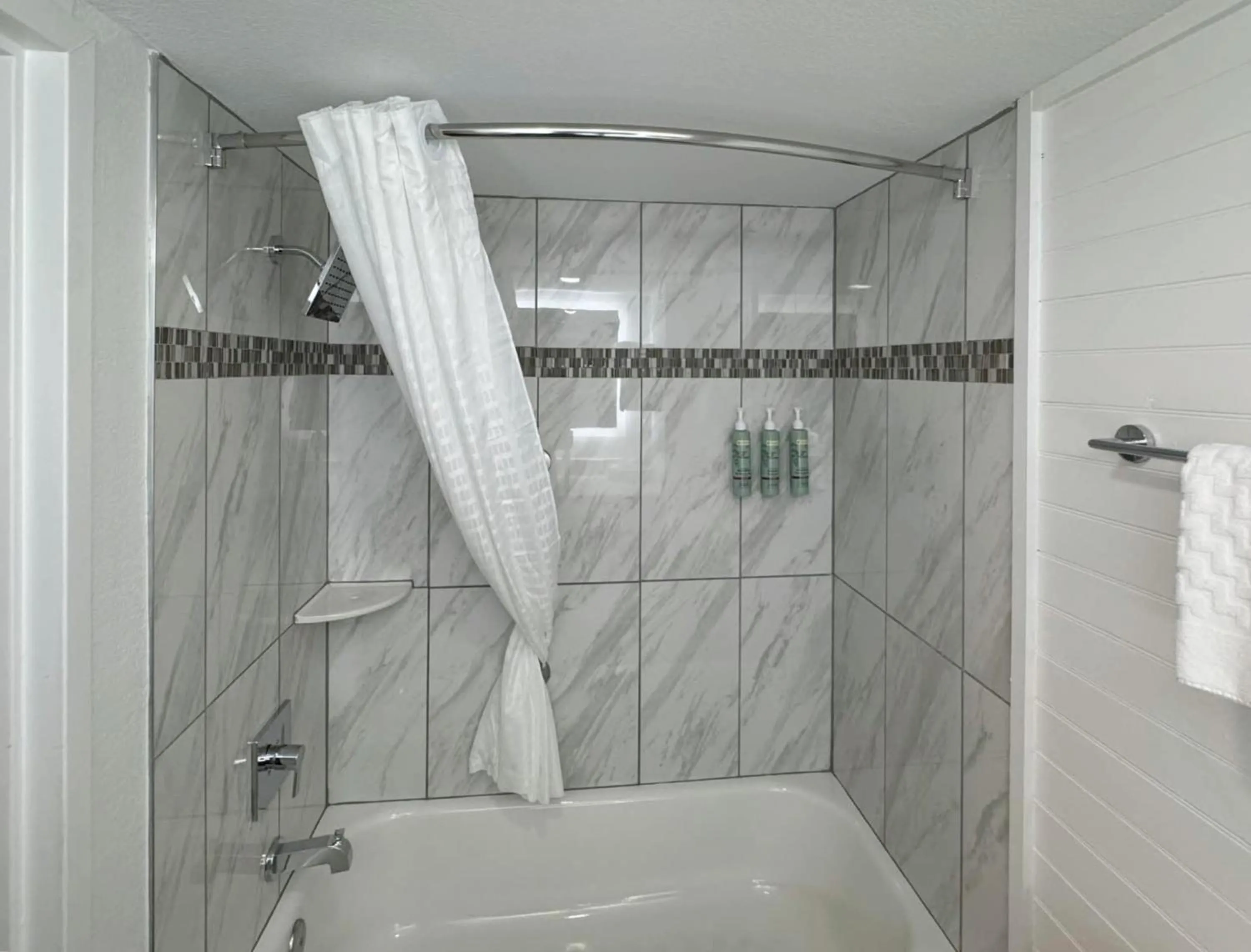 Shower in Best Western Johnson's Inn Downtown Gatlinburg