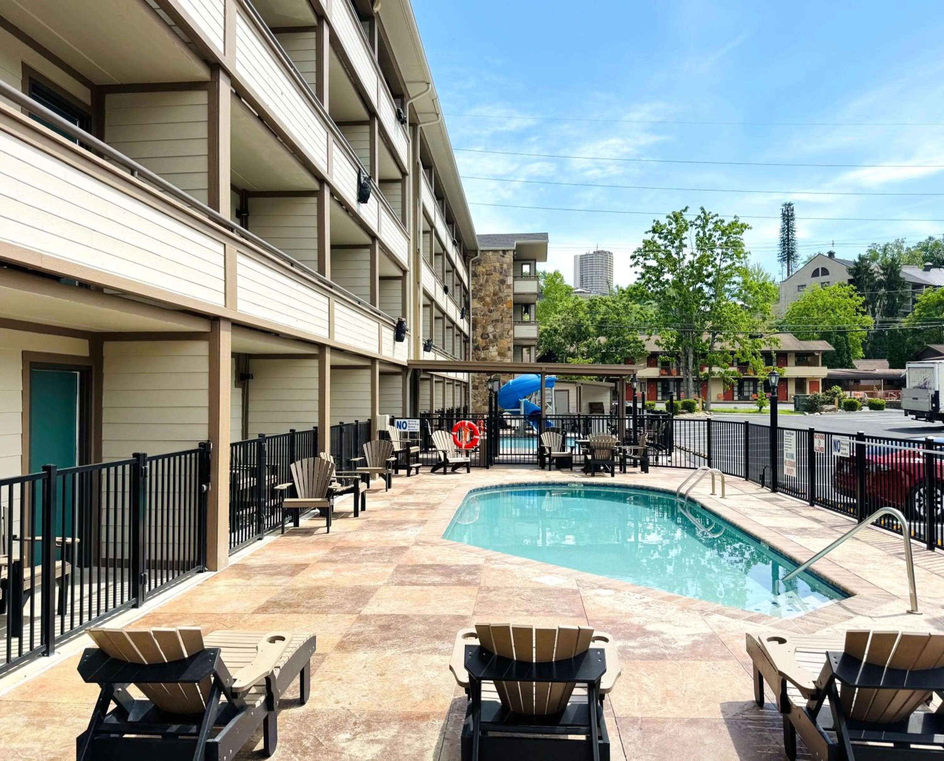 Swimming pool in Best Western Johnson's Inn Downtown Gatlinburg