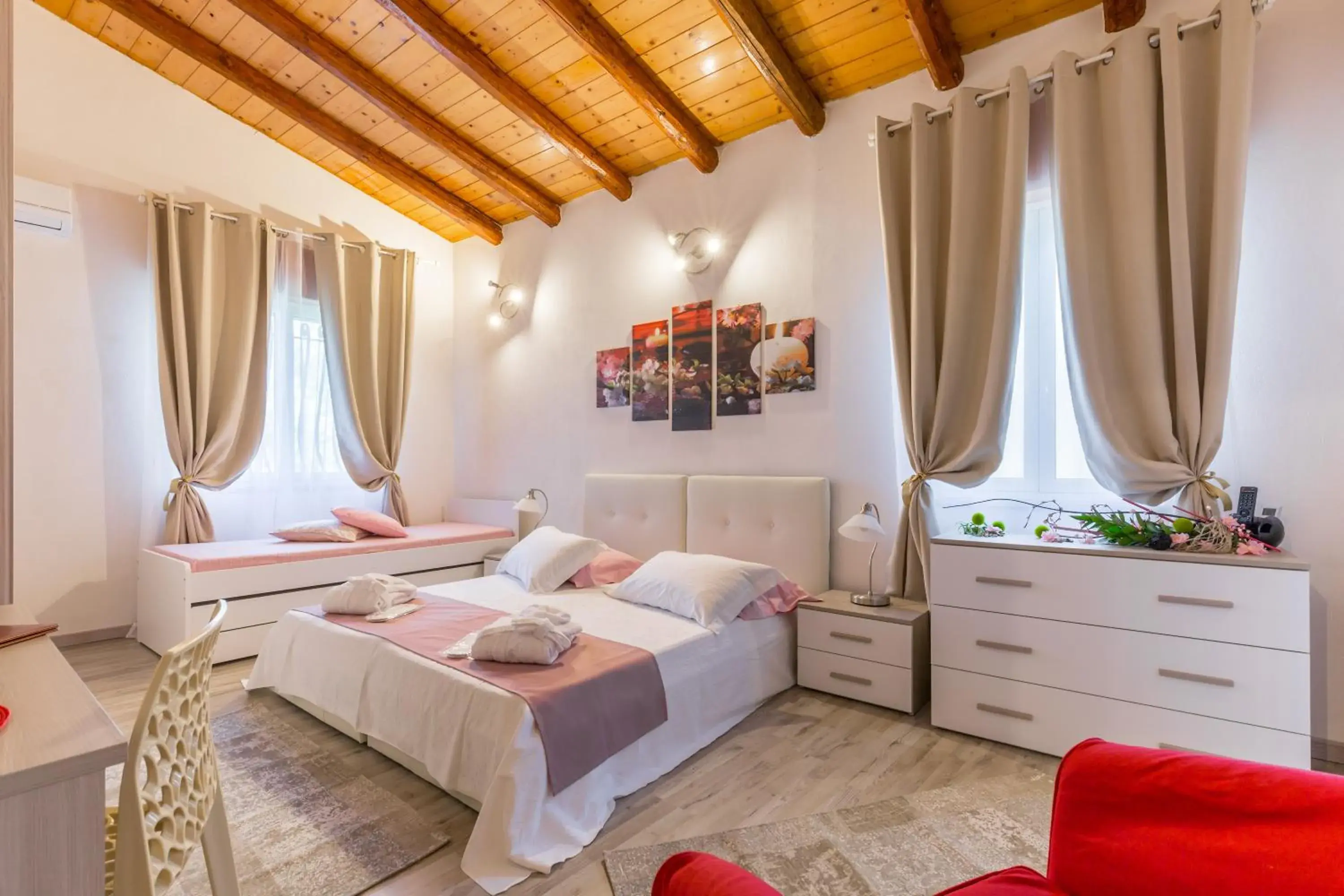 Quadruple Room with Private Bathroom in Villa Giummarito Quadruple Room with Private Bathroom in Villa Giummarito
