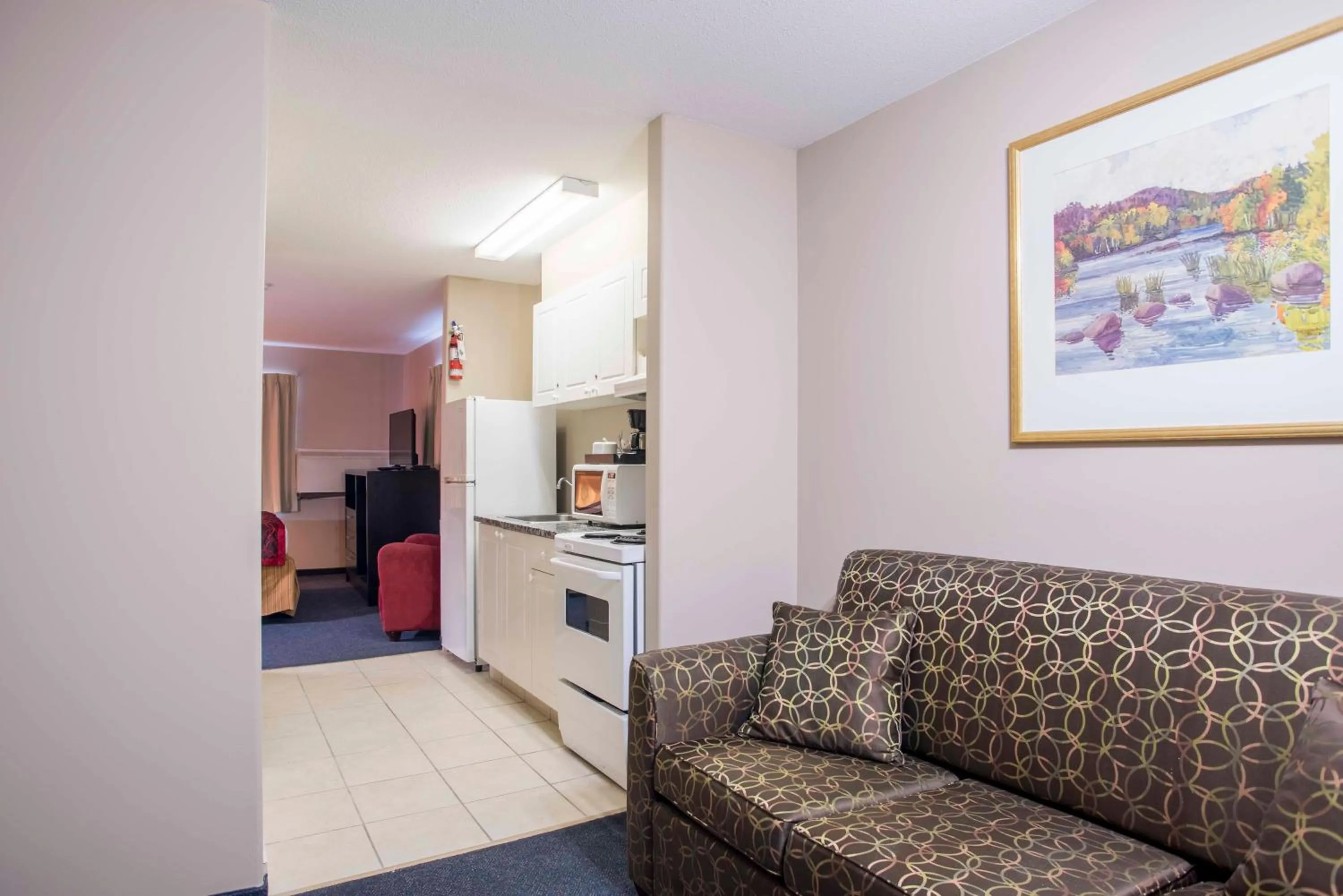 Kitchen or kitchenette in Ramada Limited 100 Mile House