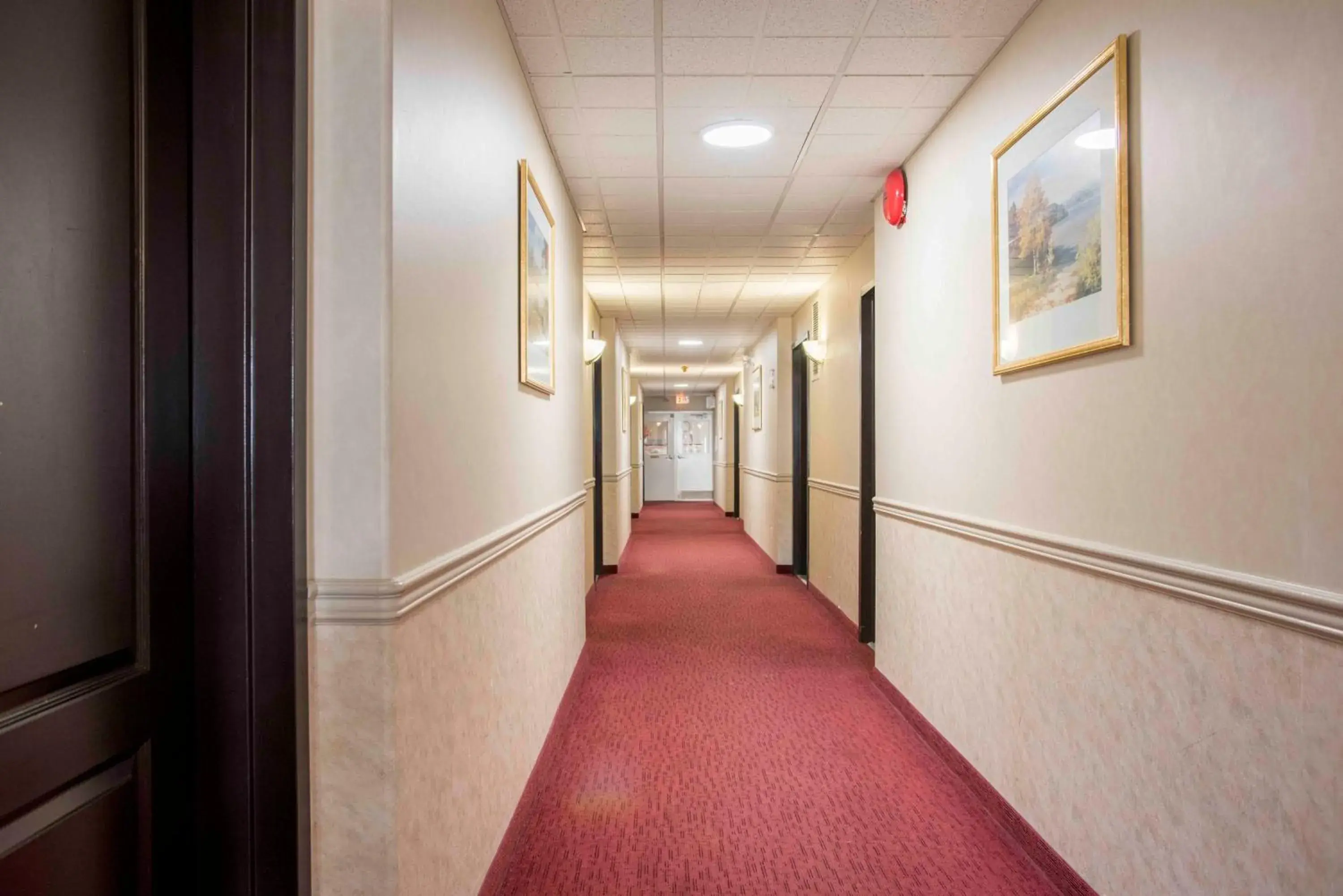 Property building in Ramada Limited 100 Mile House Property building in Ramada Limited 100 Mile House