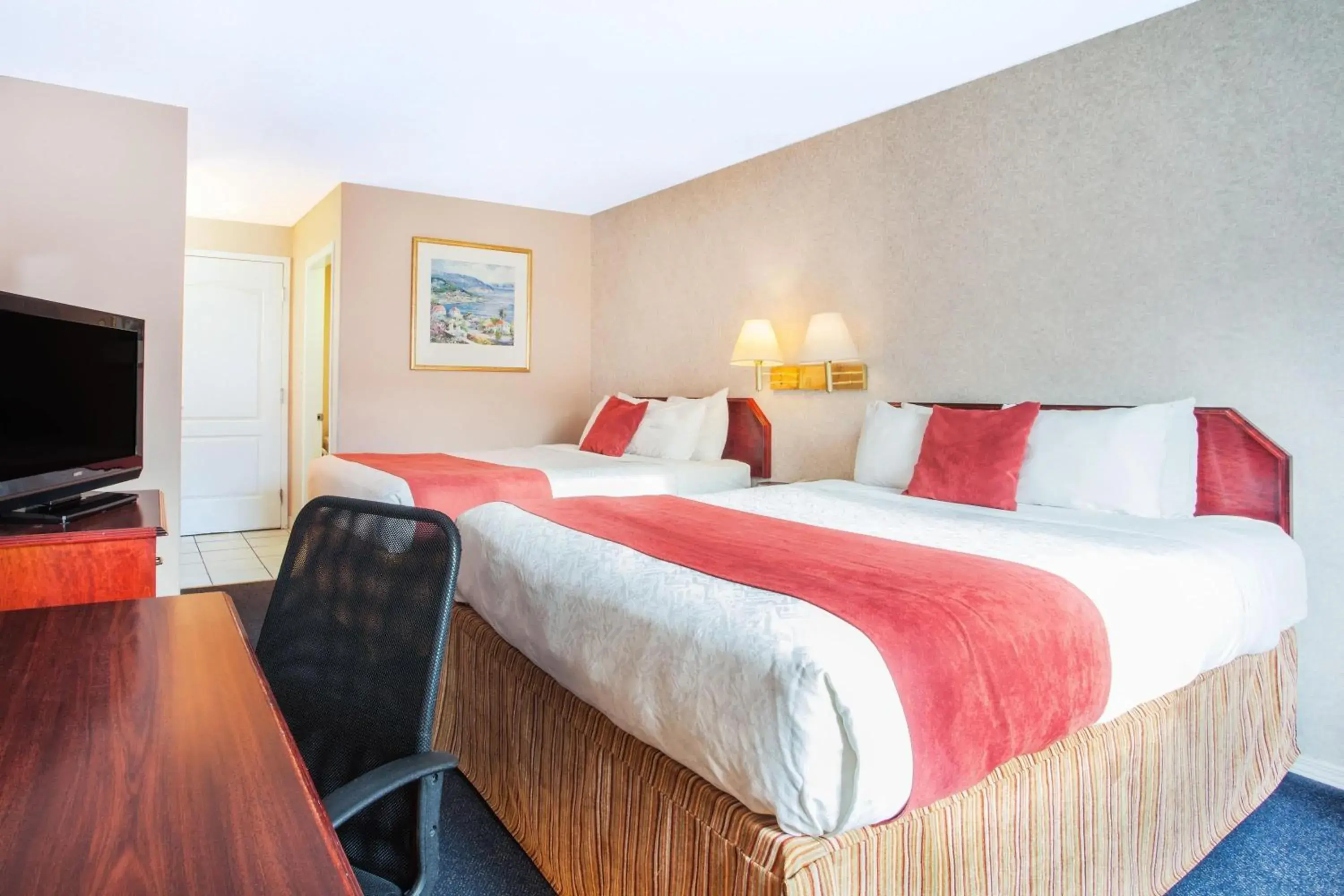 Photo of the whole room, Bed in Ramada Limited 100 Mile House Photo of the whole room, Bed in Ramada Limited 100 Mile House