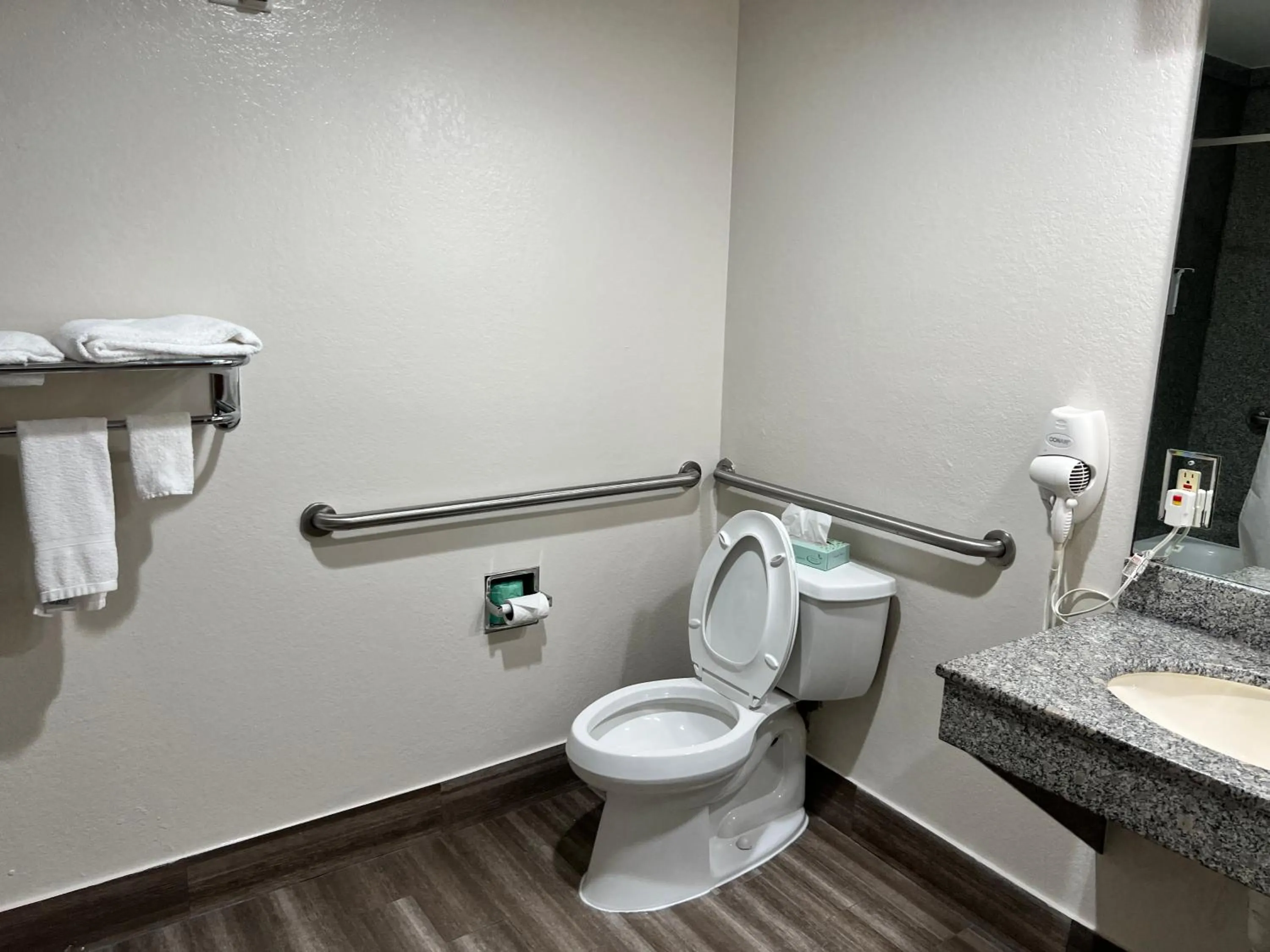 Bathroom in Econo Lodge Beaumont I-10 South