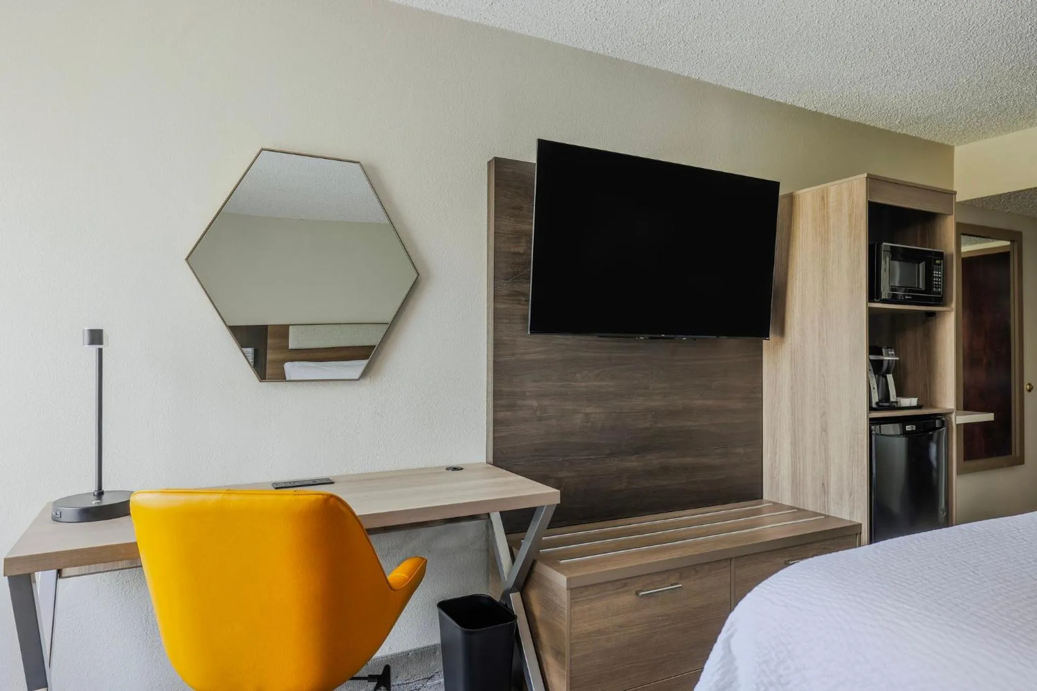 Photo of the whole room, Bed in Holiday Inn Express Burlington by IHG