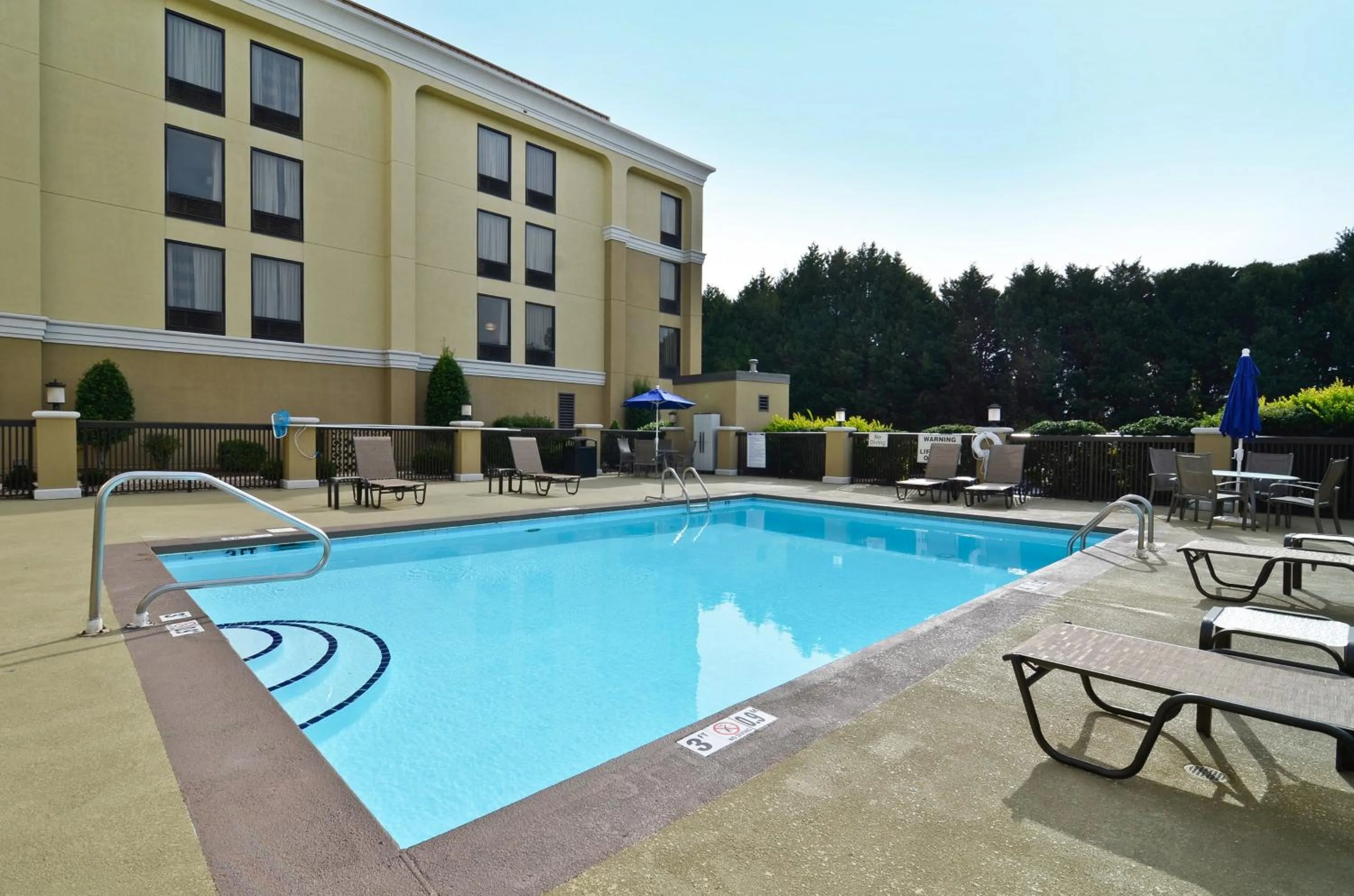 Swimming pool in Holiday Inn Express Burlington by IHG