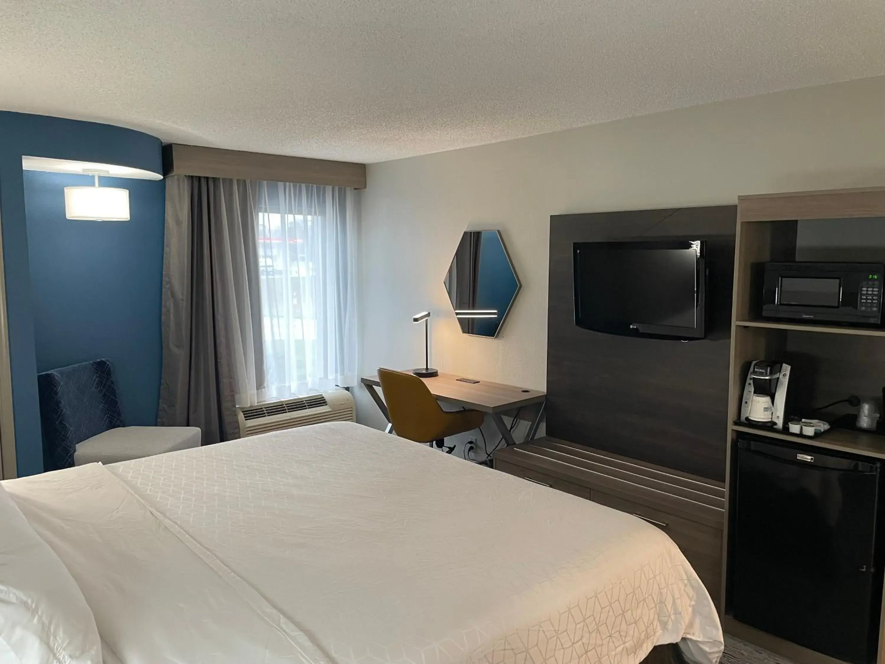 TV and multimedia, Bed in Holiday Inn Express Burlington by IHG TV and multimedia, Bed in Holiday Inn Express Burlington by IHG