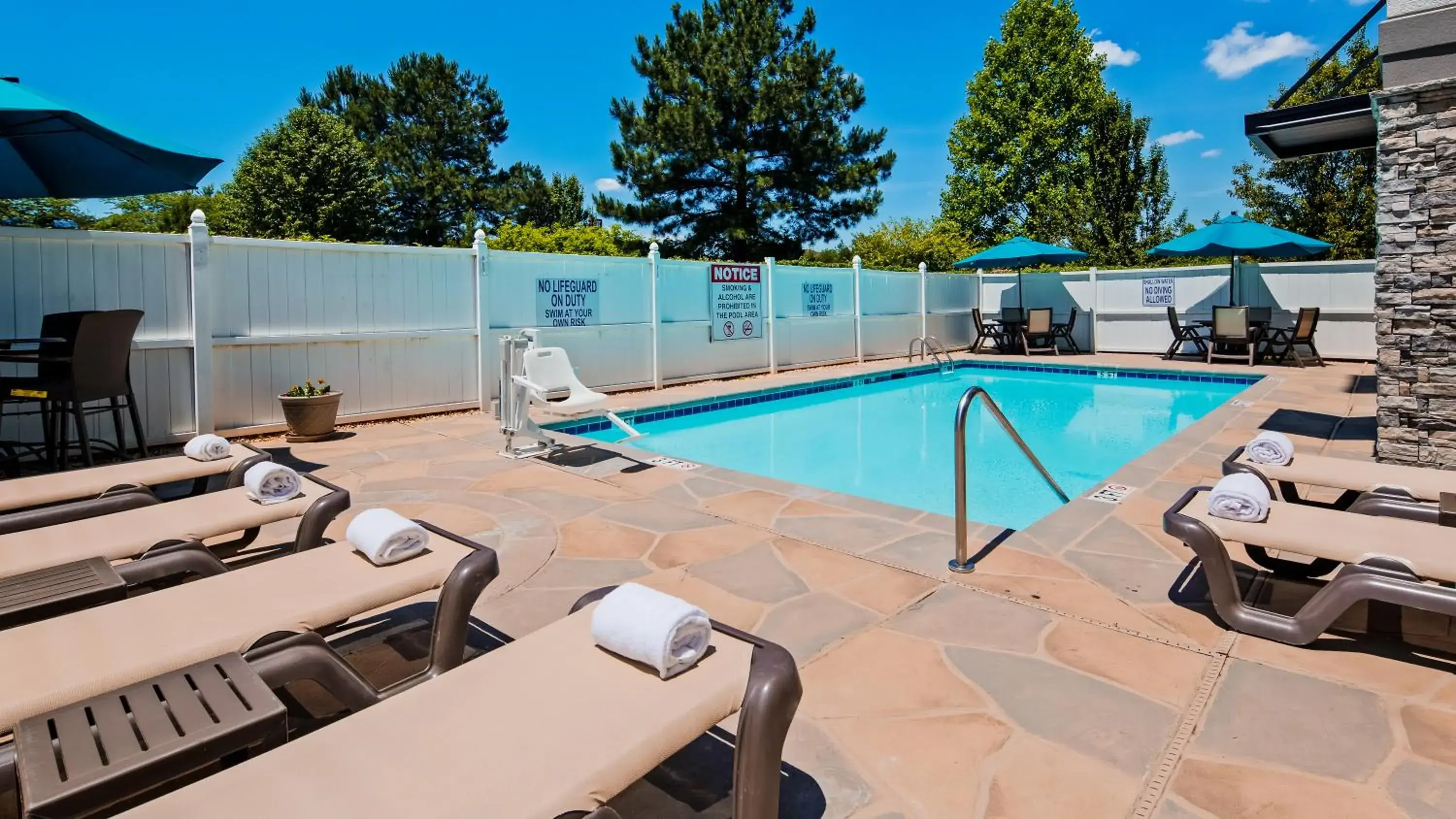 Swimming pool in Best Western Plus Spartanburg Swimming pool in Best Western Plus Spartanburg
