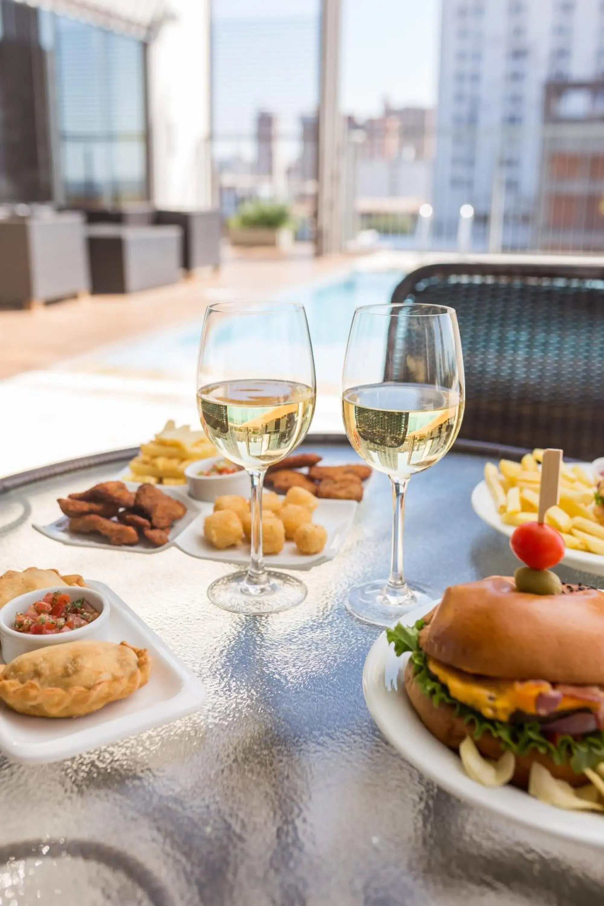 Lounge or bar in Crowne Plaza Asunción by IHG Lounge or bar in Crowne Plaza Asunción by IHG