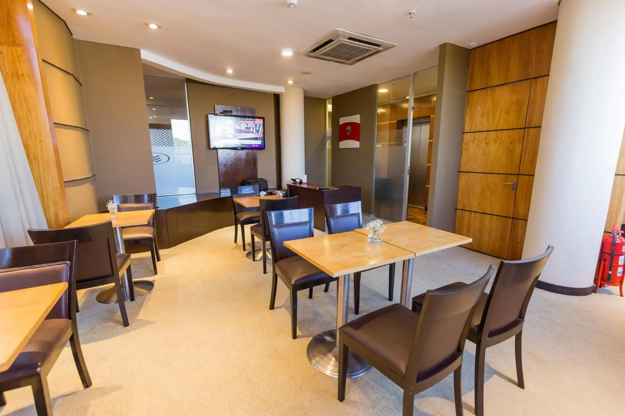 Lounge or bar in Crowne Plaza Asunción by IHG Lounge or bar in Crowne Plaza Asunción by IHG