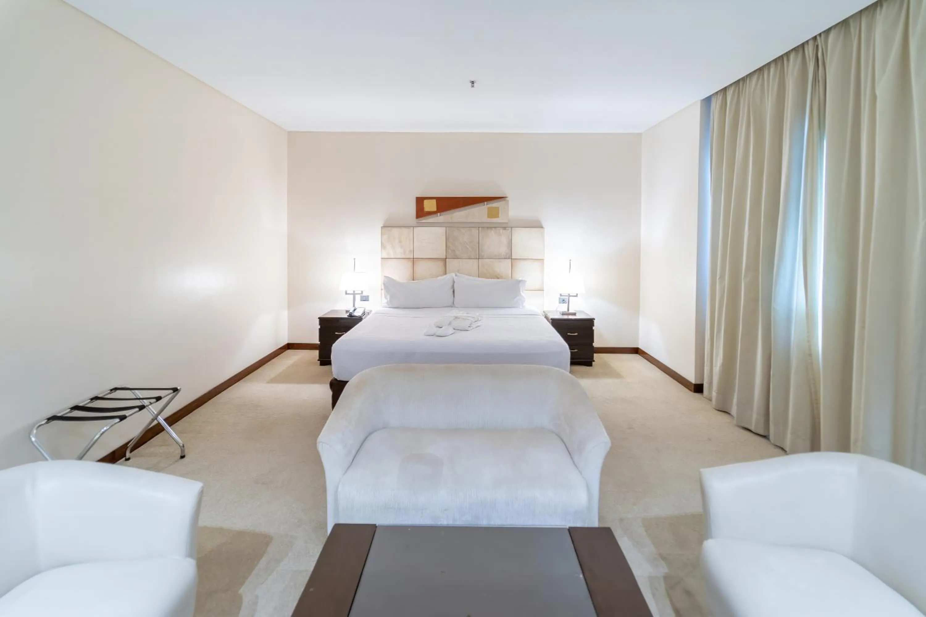 Bedroom, Bed in Crowne Plaza Asunción by IHG