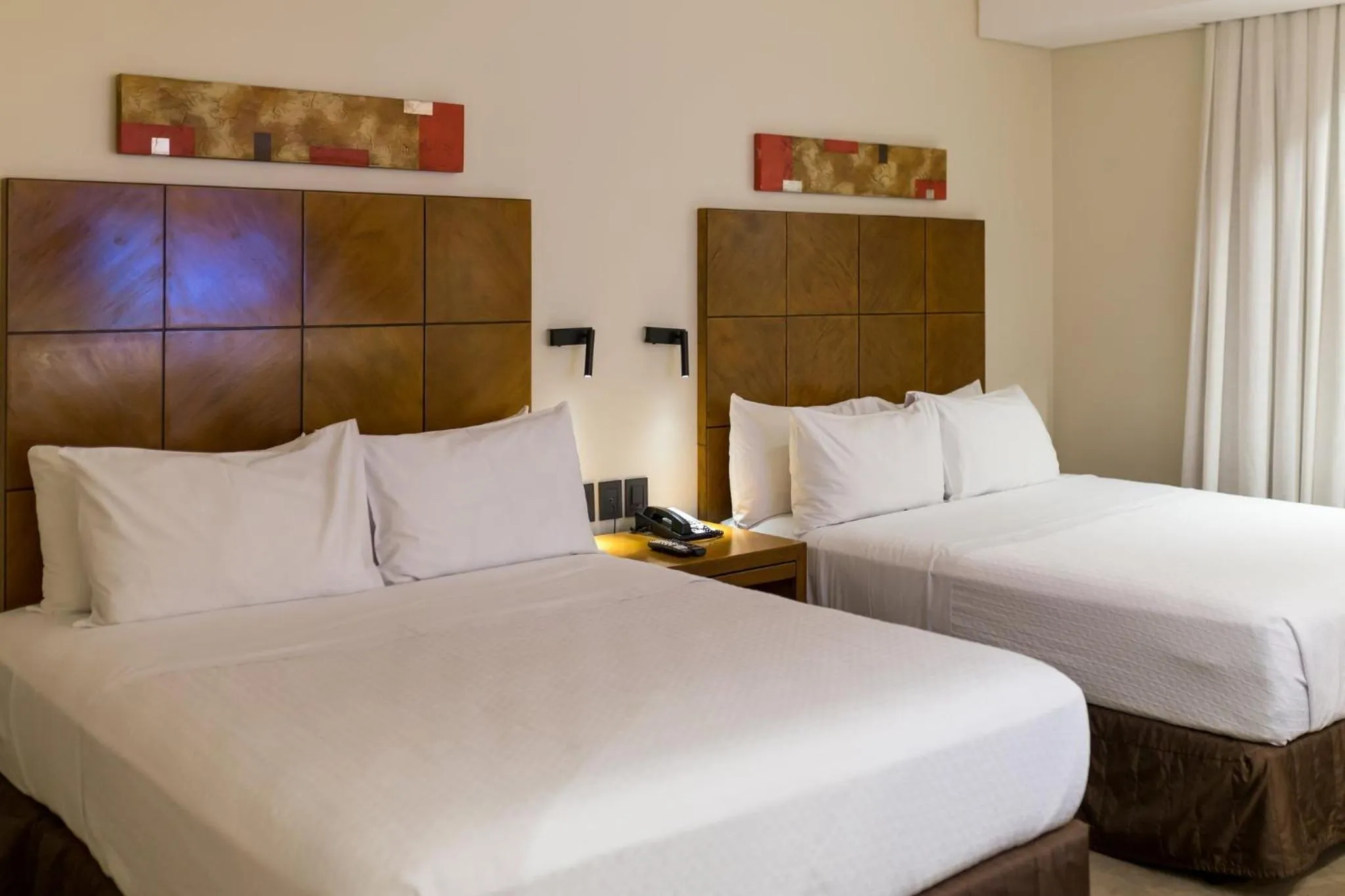 Photo of the whole room, Bed in Crowne Plaza Asunción by IHG