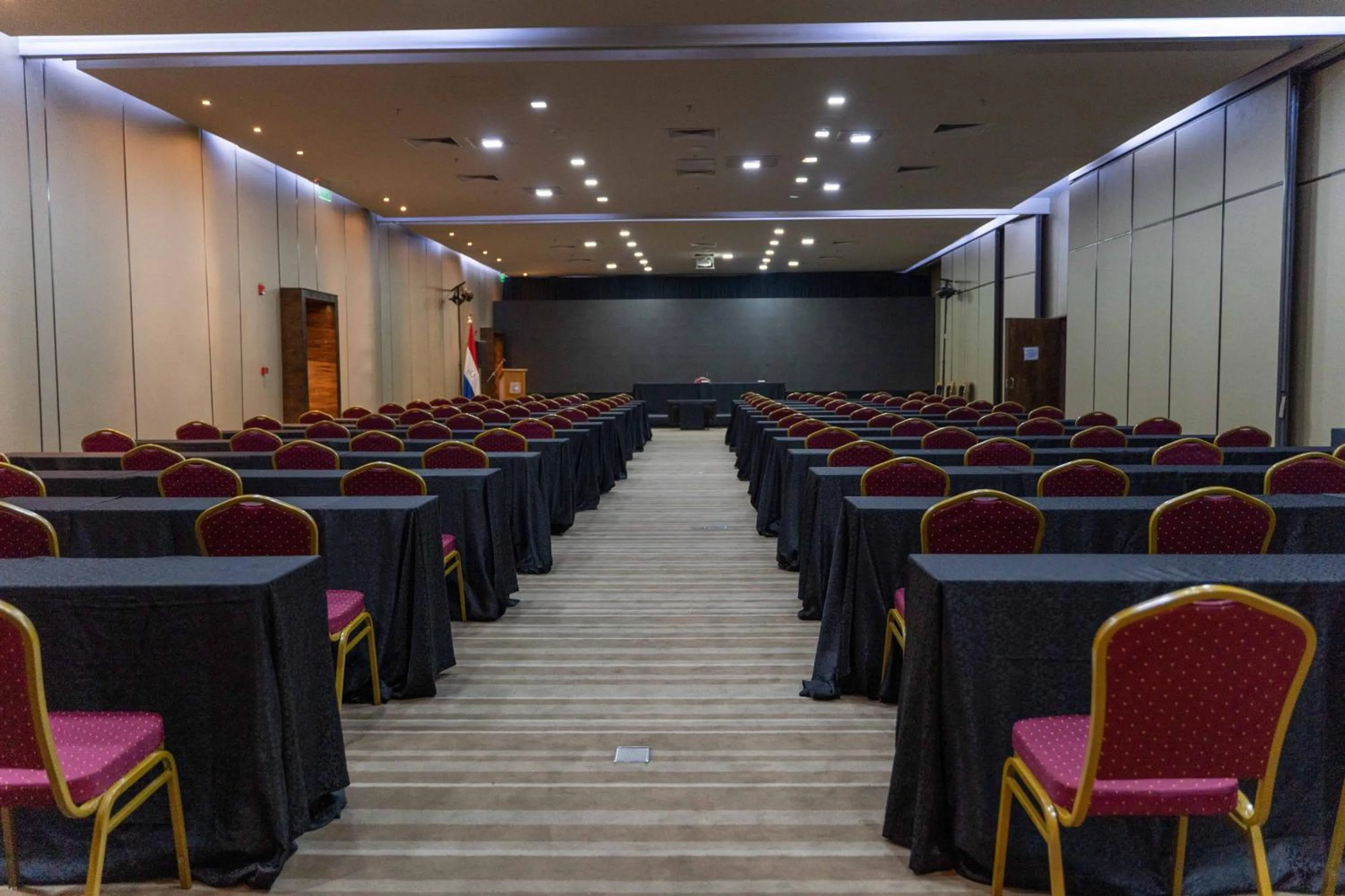Meeting/conference room in Crowne Plaza Asunción by IHG