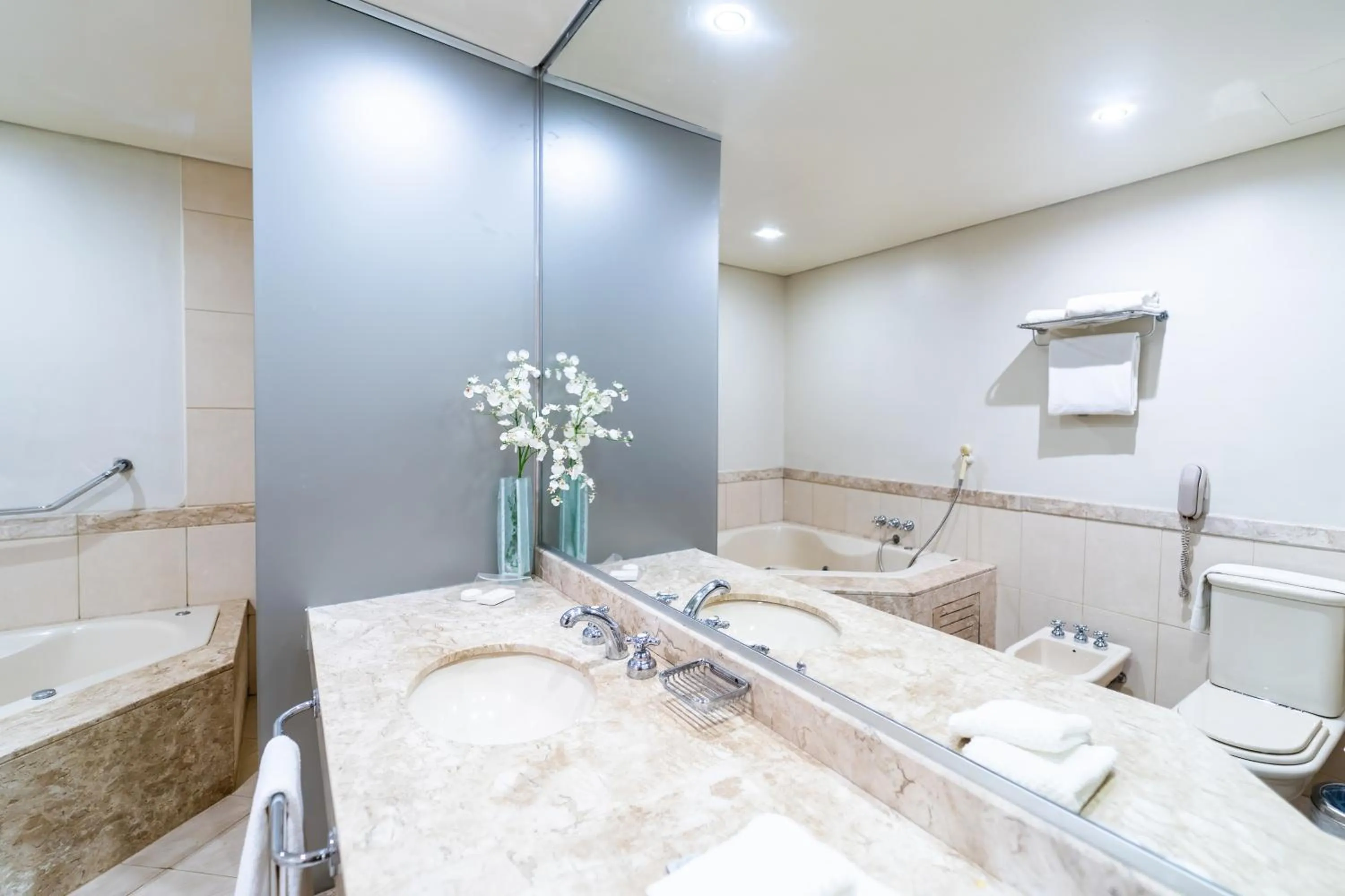 Shower in Crowne Plaza Asunción by IHG