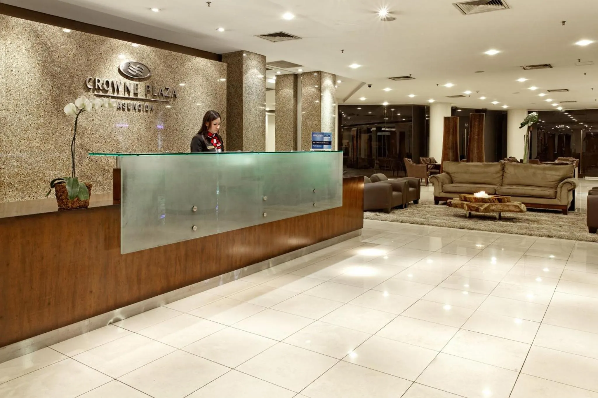 Lobby or reception in Crowne Plaza Asunción by IHG