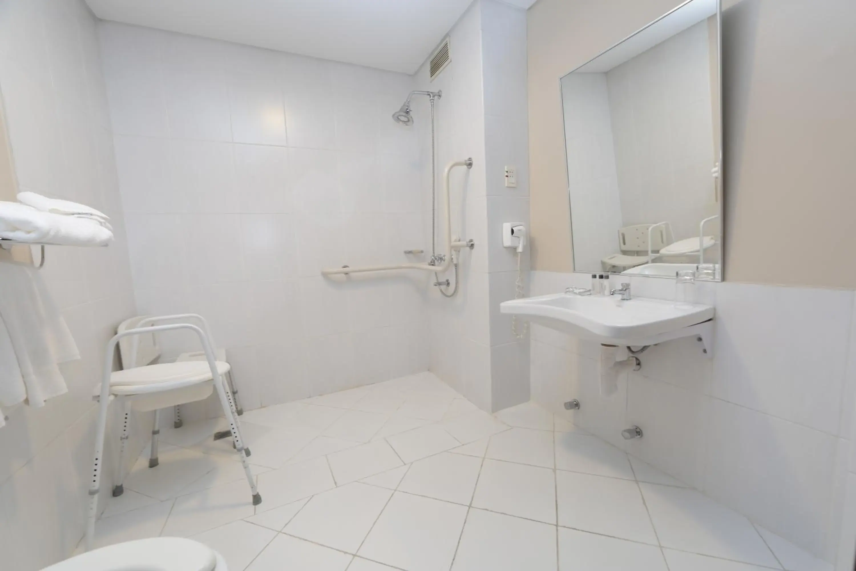 Standard King Room - Accessible in Crowne Plaza Asunción by IHG Standard King Room - Accessible in Crowne Plaza Asunción by IHG