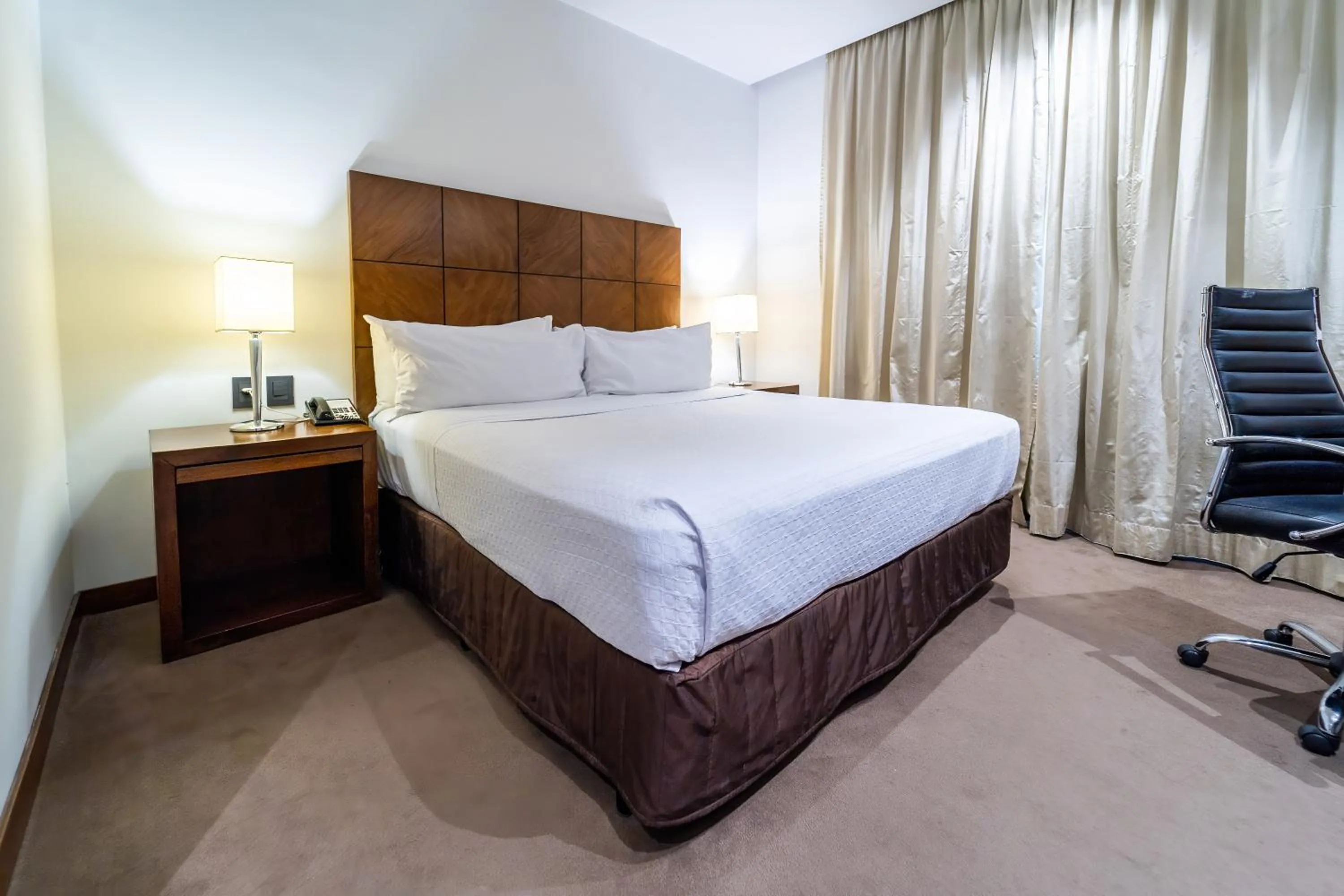 Bedroom, Bed in Crowne Plaza Asunción by IHG