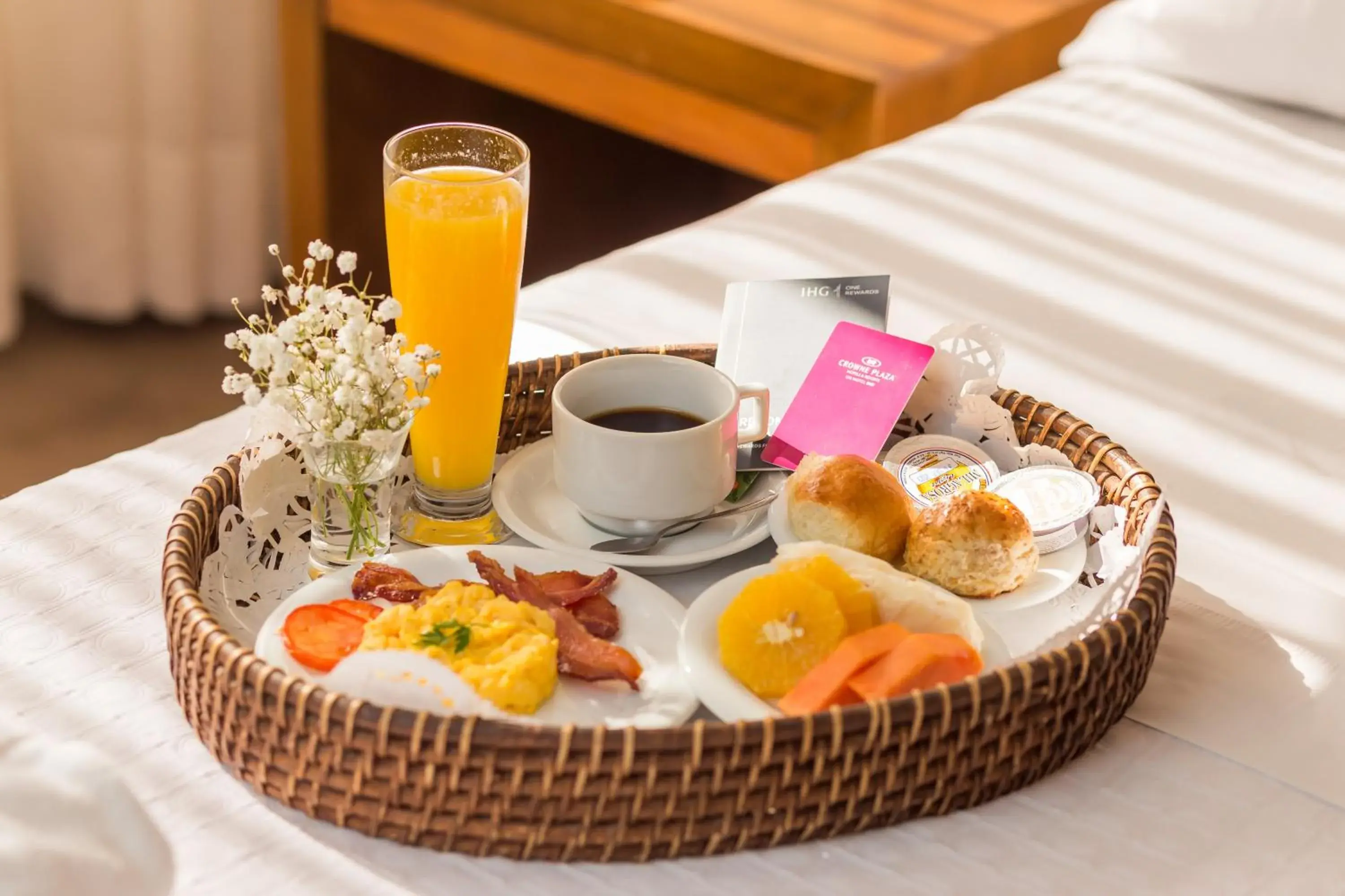 Food and drinks, Bed in Crowne Plaza Asunción by IHG Food and drinks, Bed in Crowne Plaza Asunción by IHG