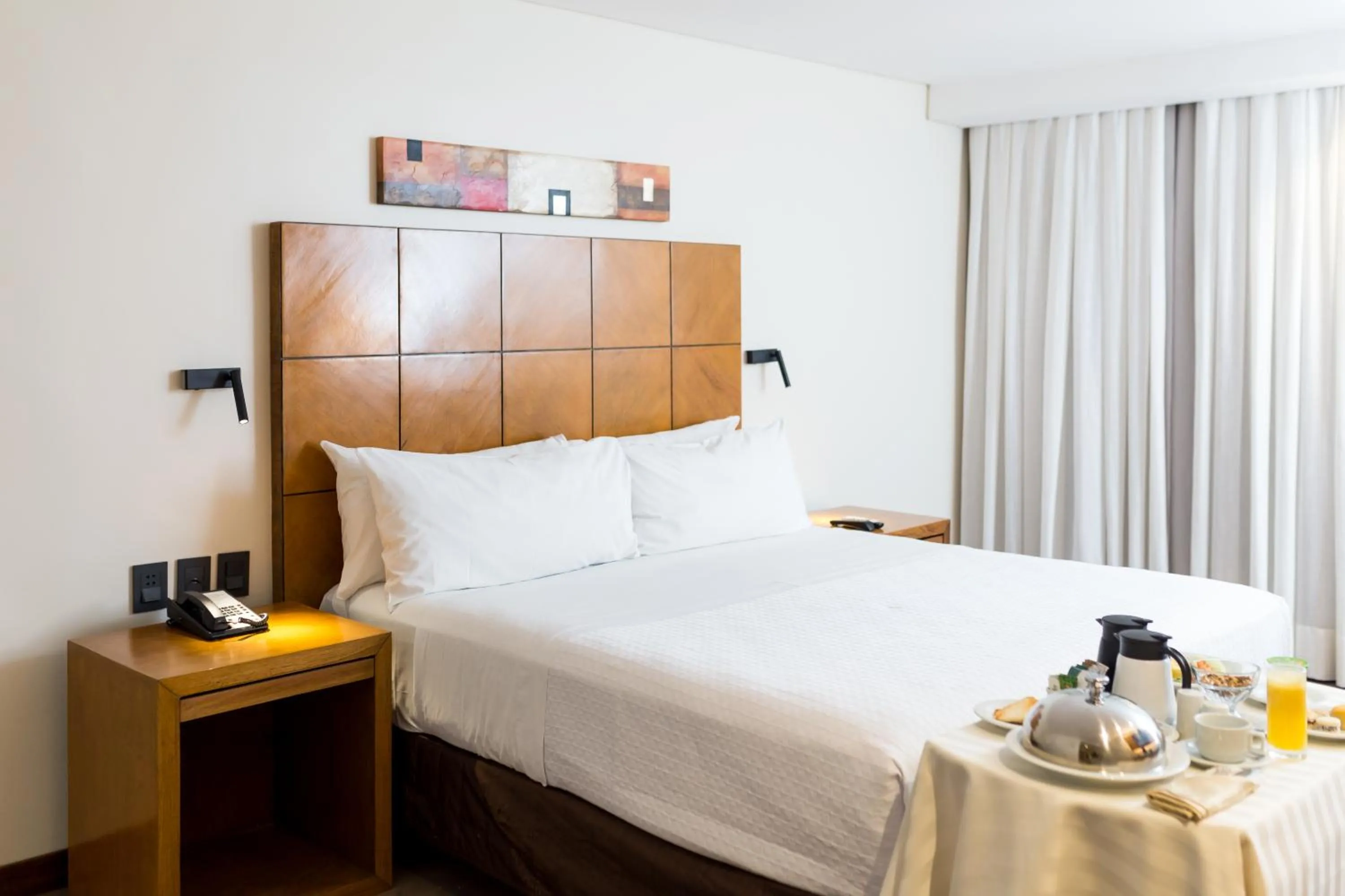 Food and drinks, Bed in Crowne Plaza Asunción by IHG