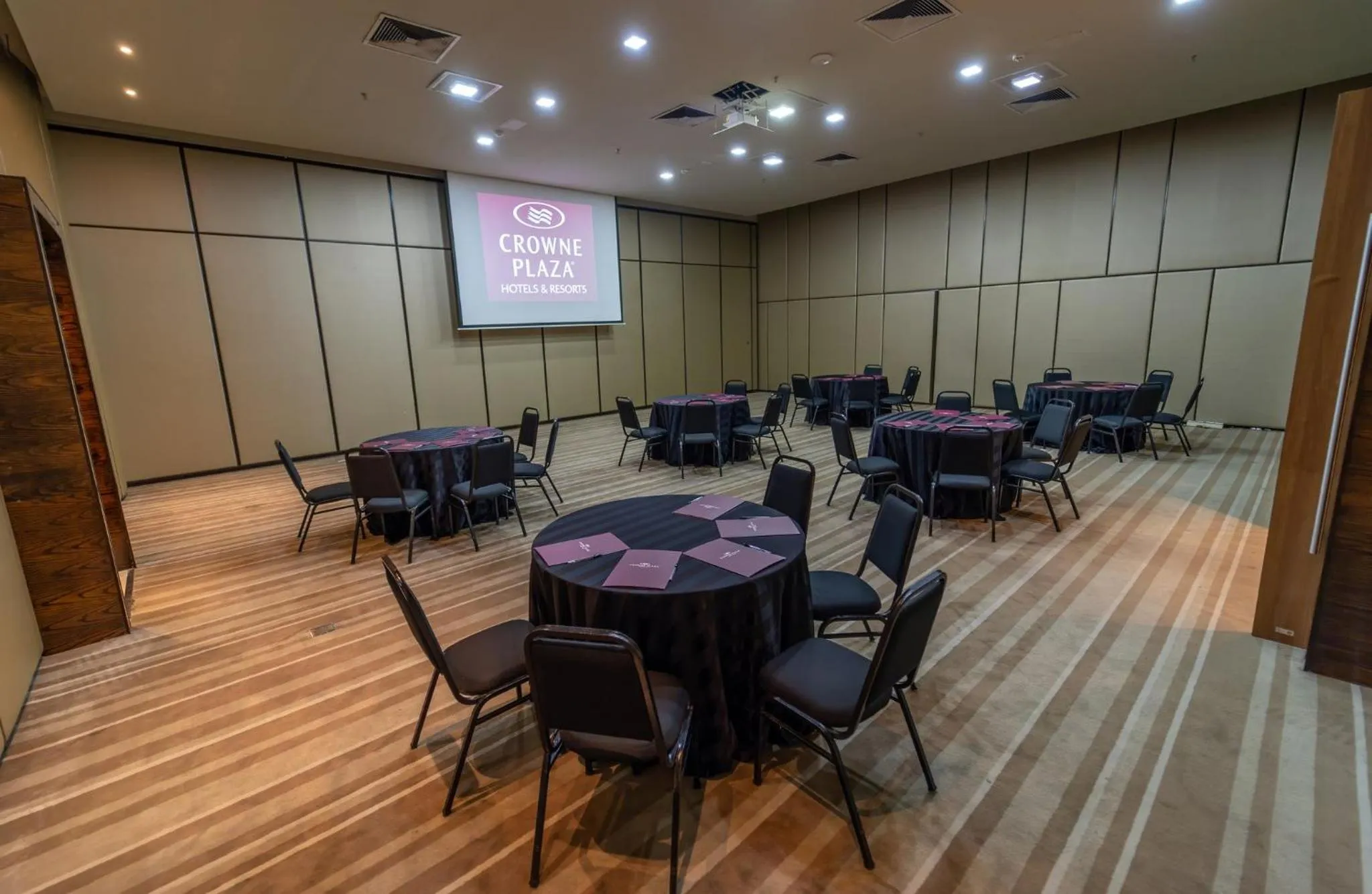 Meeting/conference room in Crowne Plaza Asunción by IHG