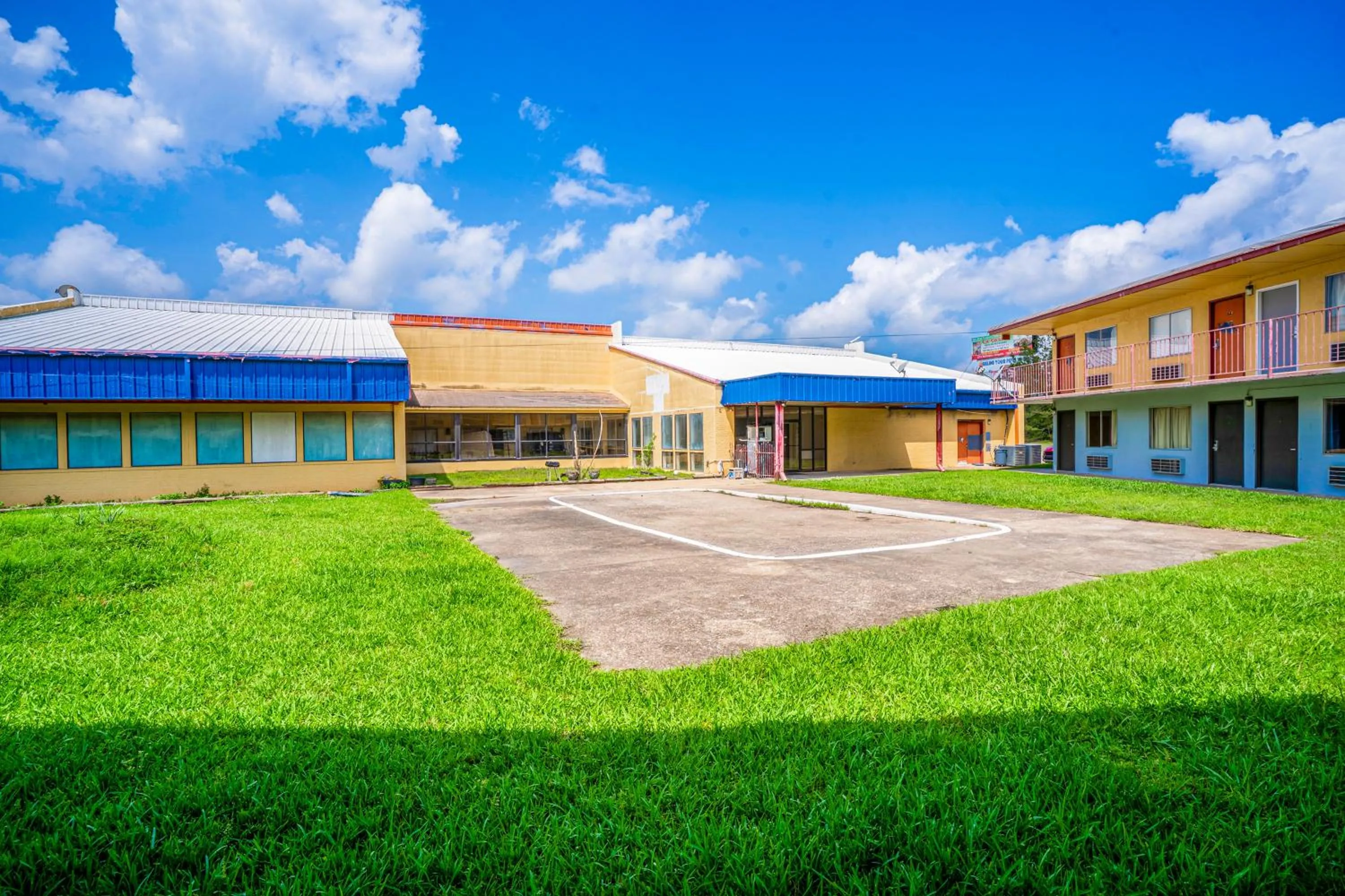 Property building in Economy Inn By OYO Livingston TX Hwy 59