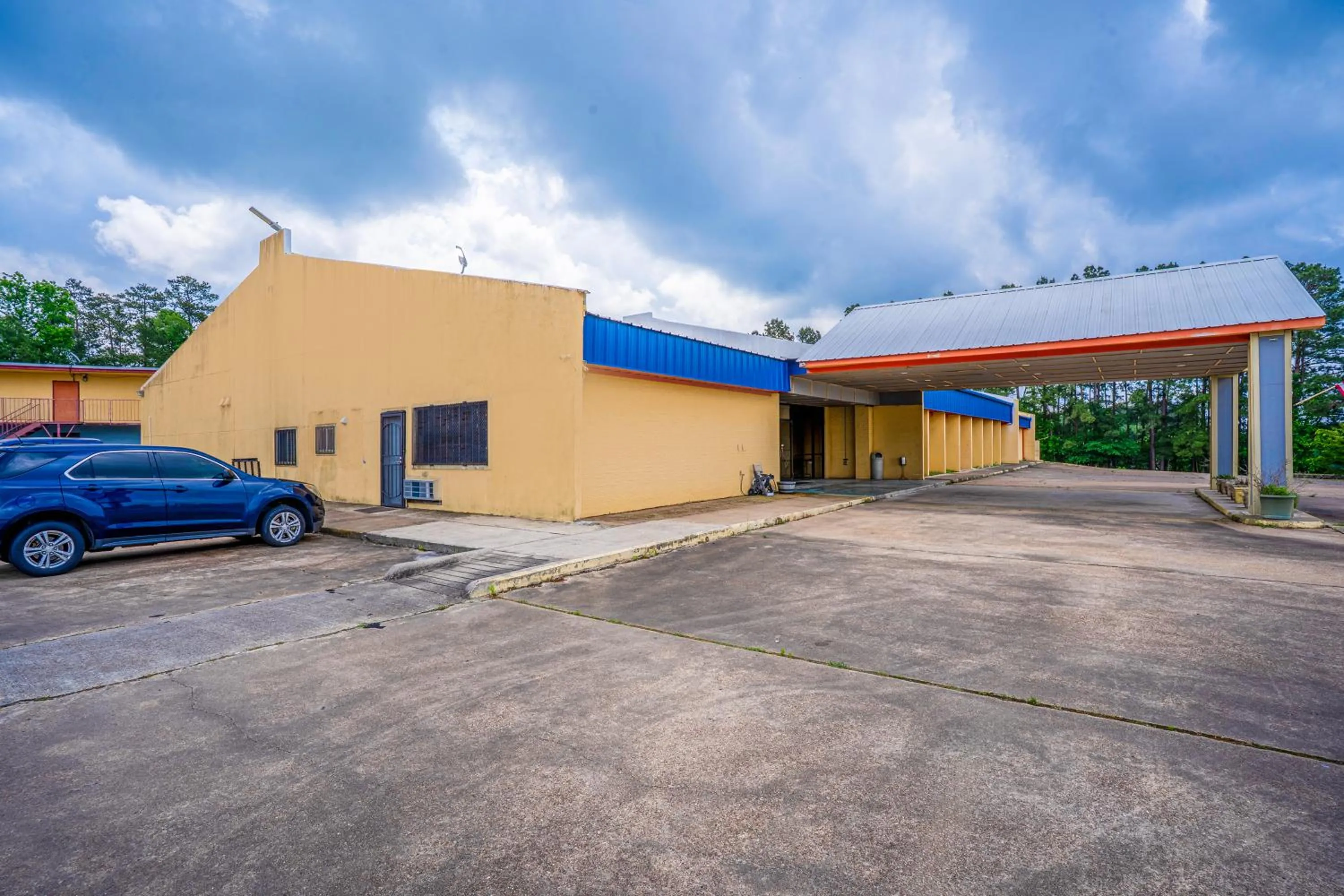 Property building in Economy Inn By OYO Livingston TX Hwy 59