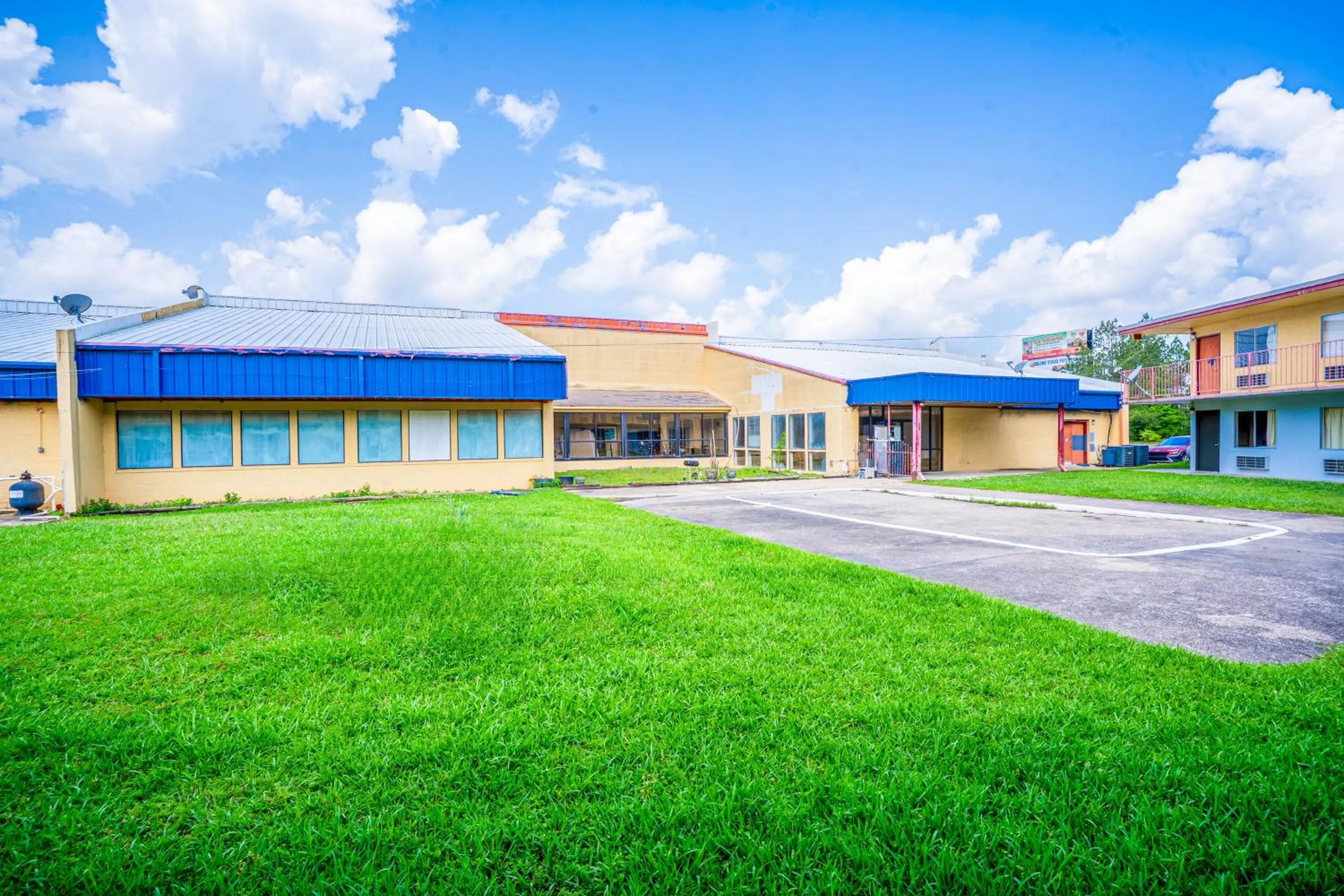 Property building in Economy Inn By OYO Livingston TX Hwy 59