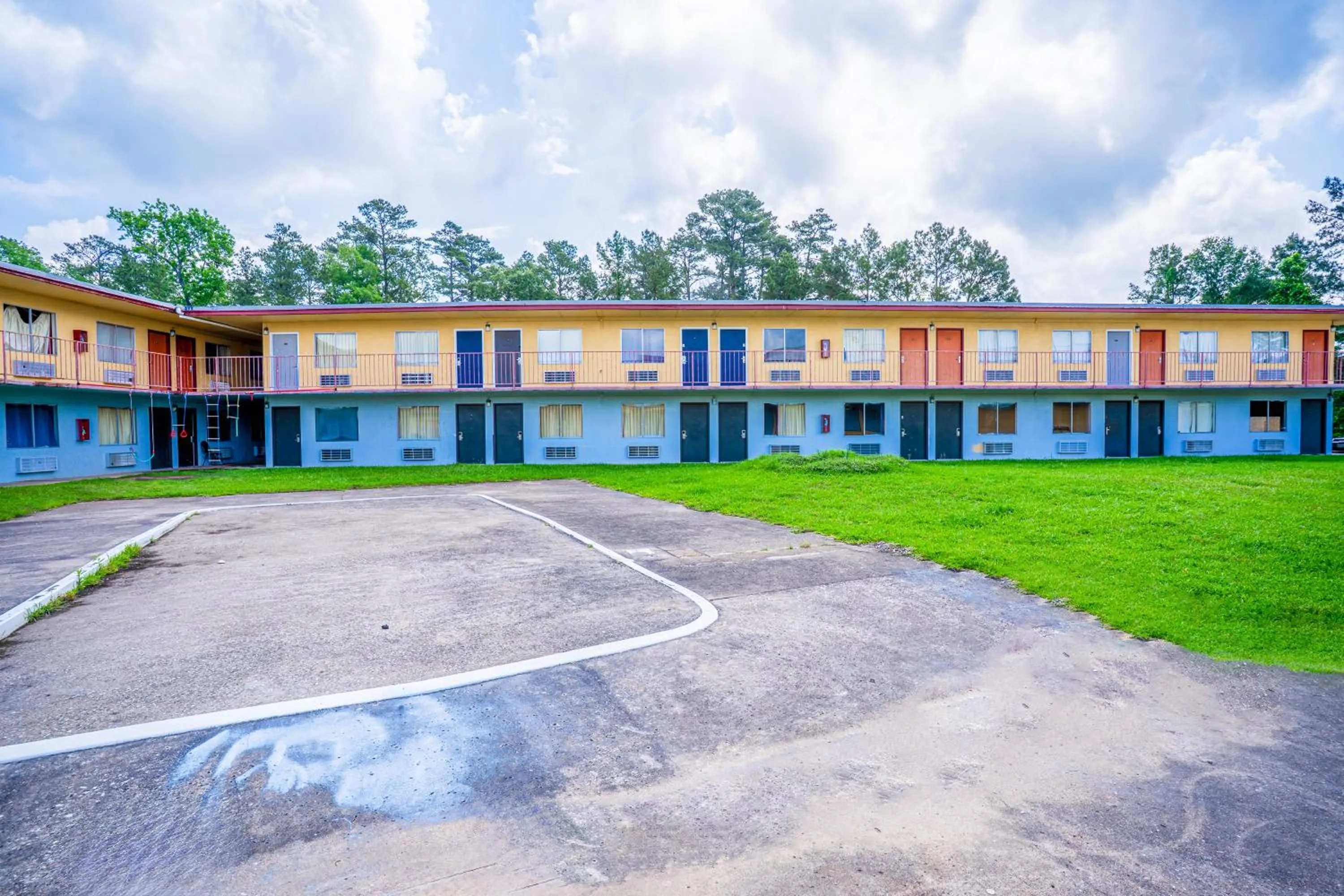 Property building in Economy Inn By OYO Livingston TX Hwy 59