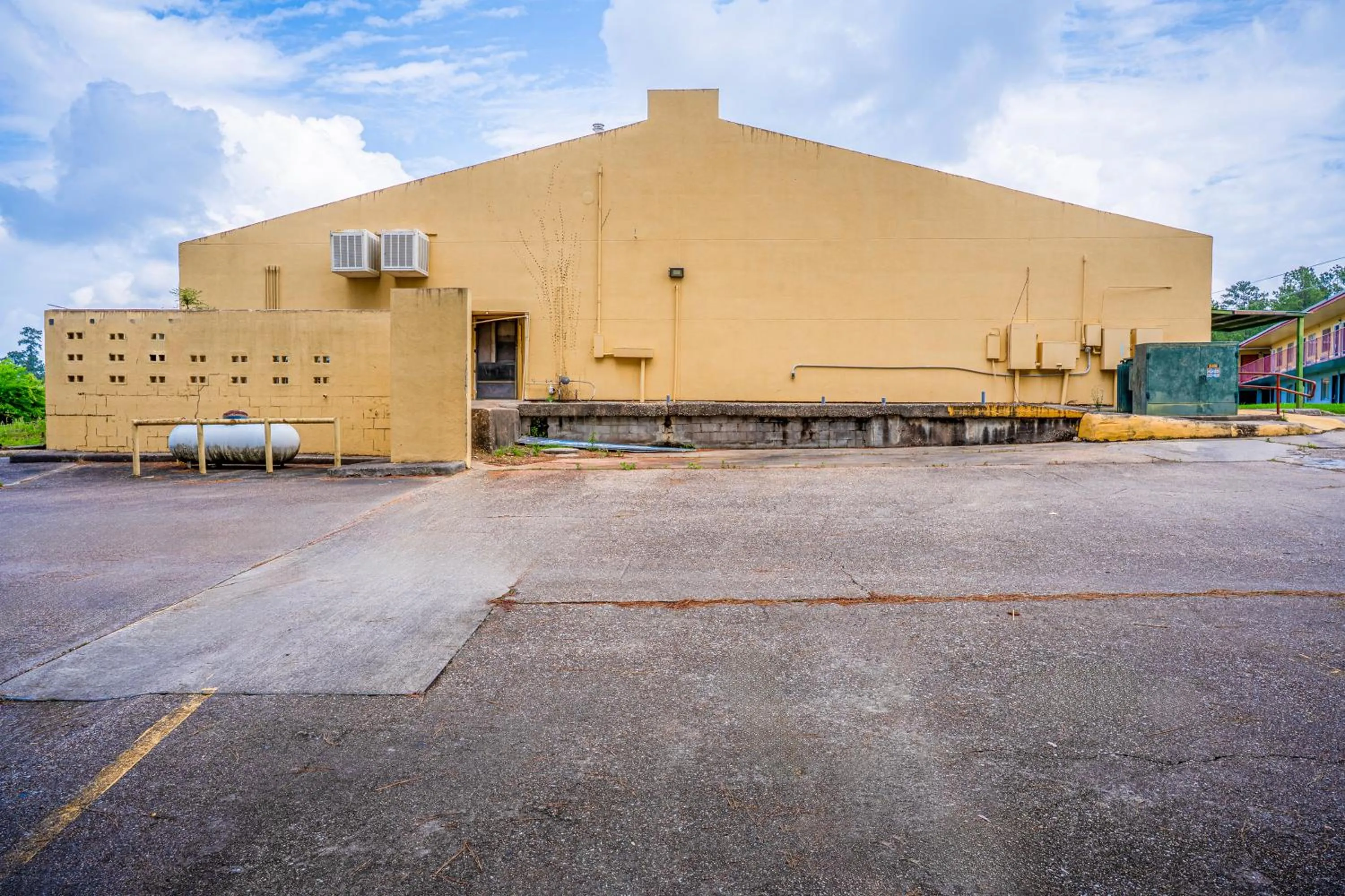 Property building in Economy Inn By OYO Livingston TX Hwy 59