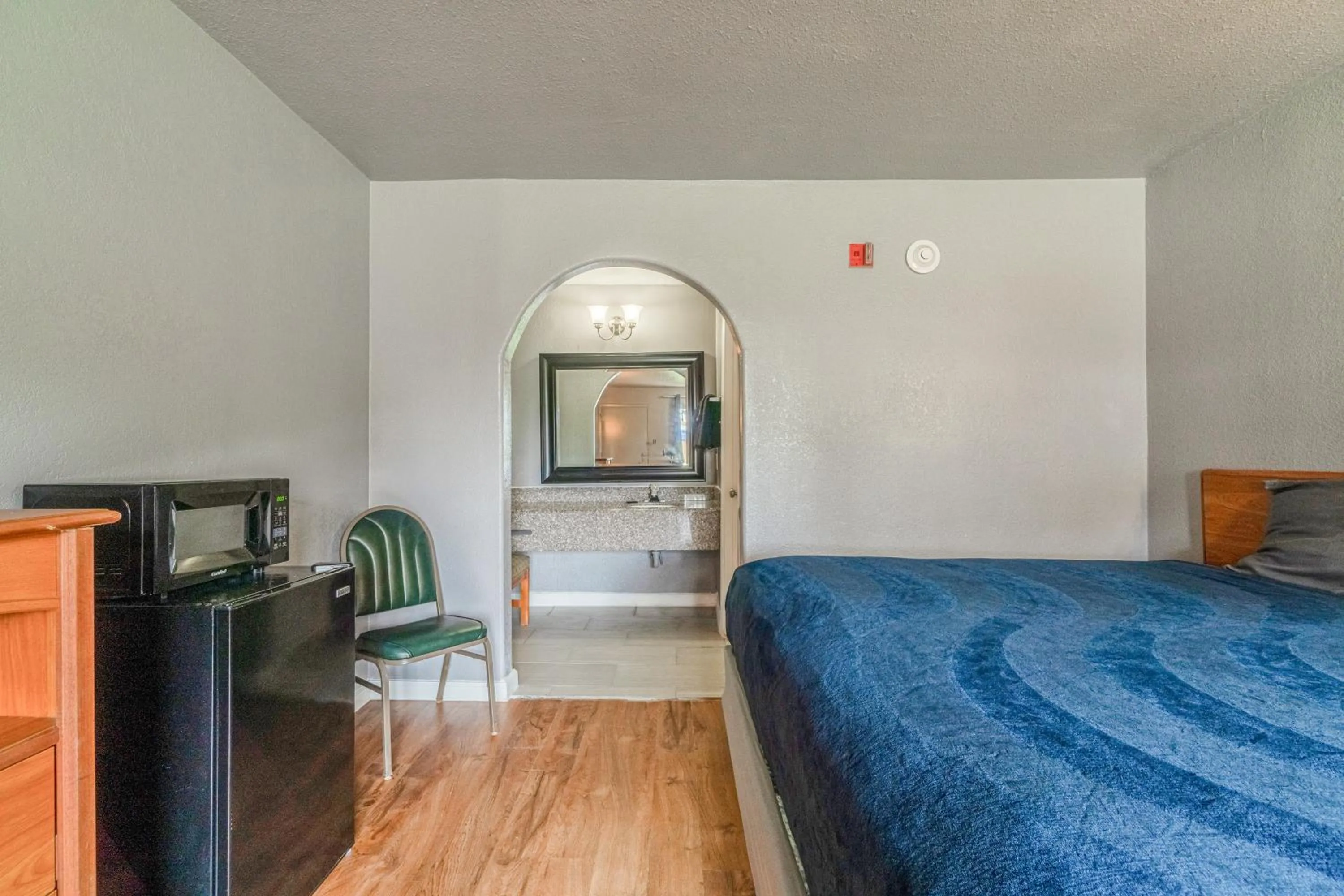 Bedroom, Bed in Economy Inn By OYO Livingston TX Hwy 59