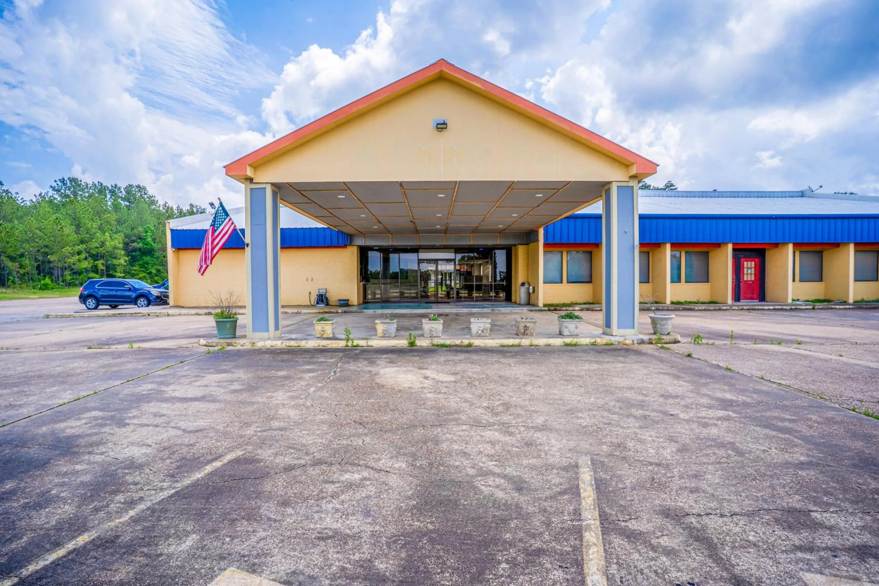 Property building in Economy Inn By OYO Livingston TX Hwy 59