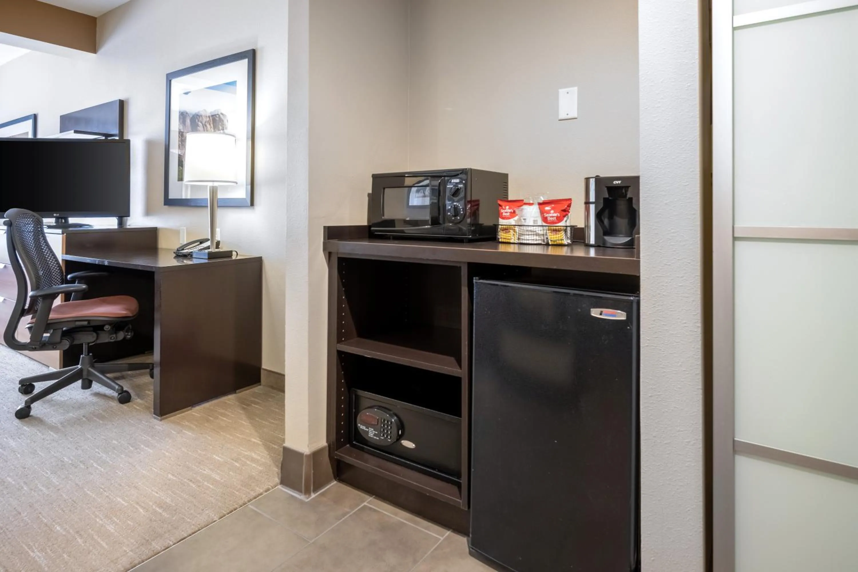 microwave in Best Western Premier Bryan College Station