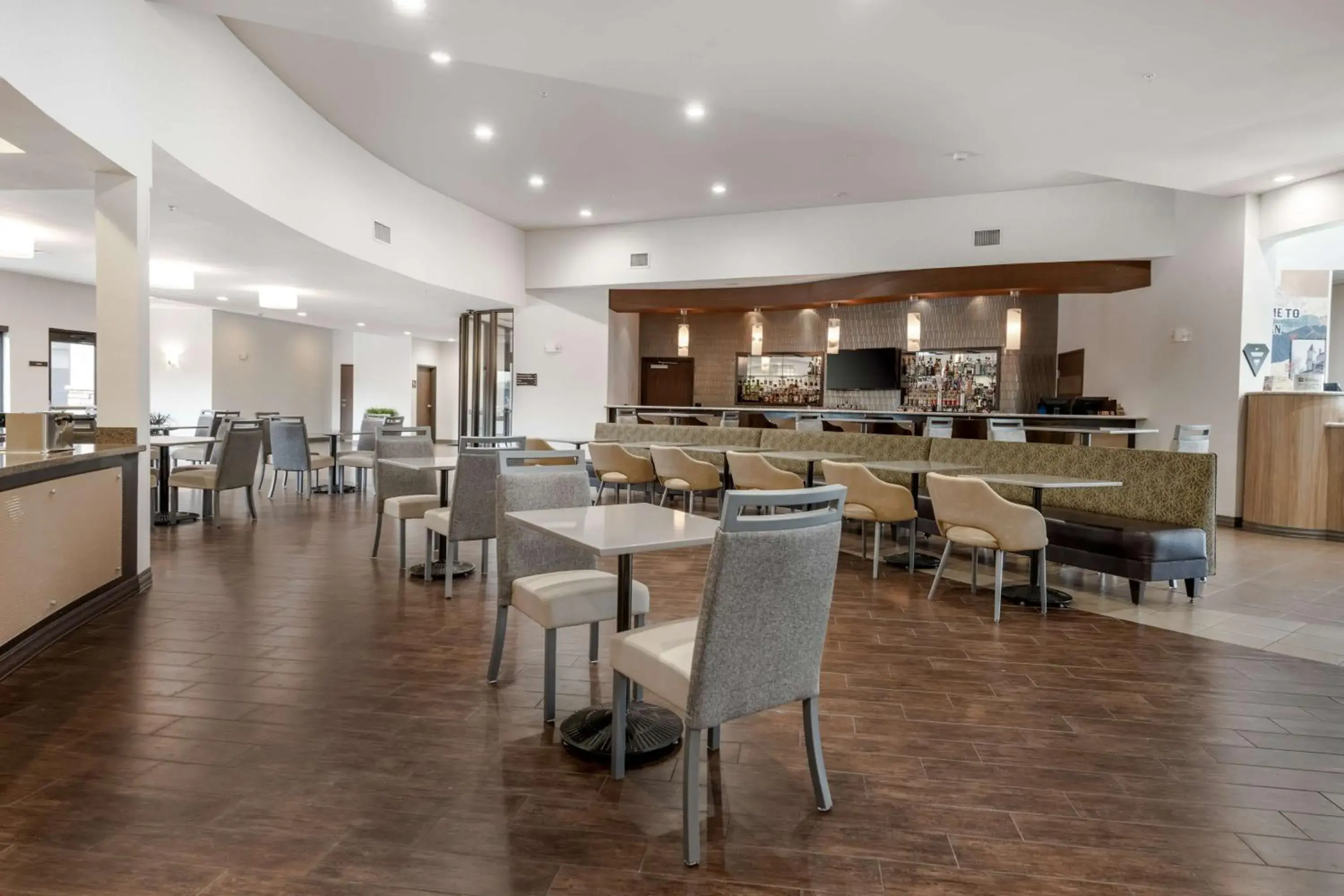 Lounge or bar in Best Western Premier Bryan College Station Lounge or bar in Best Western Premier Bryan College Station