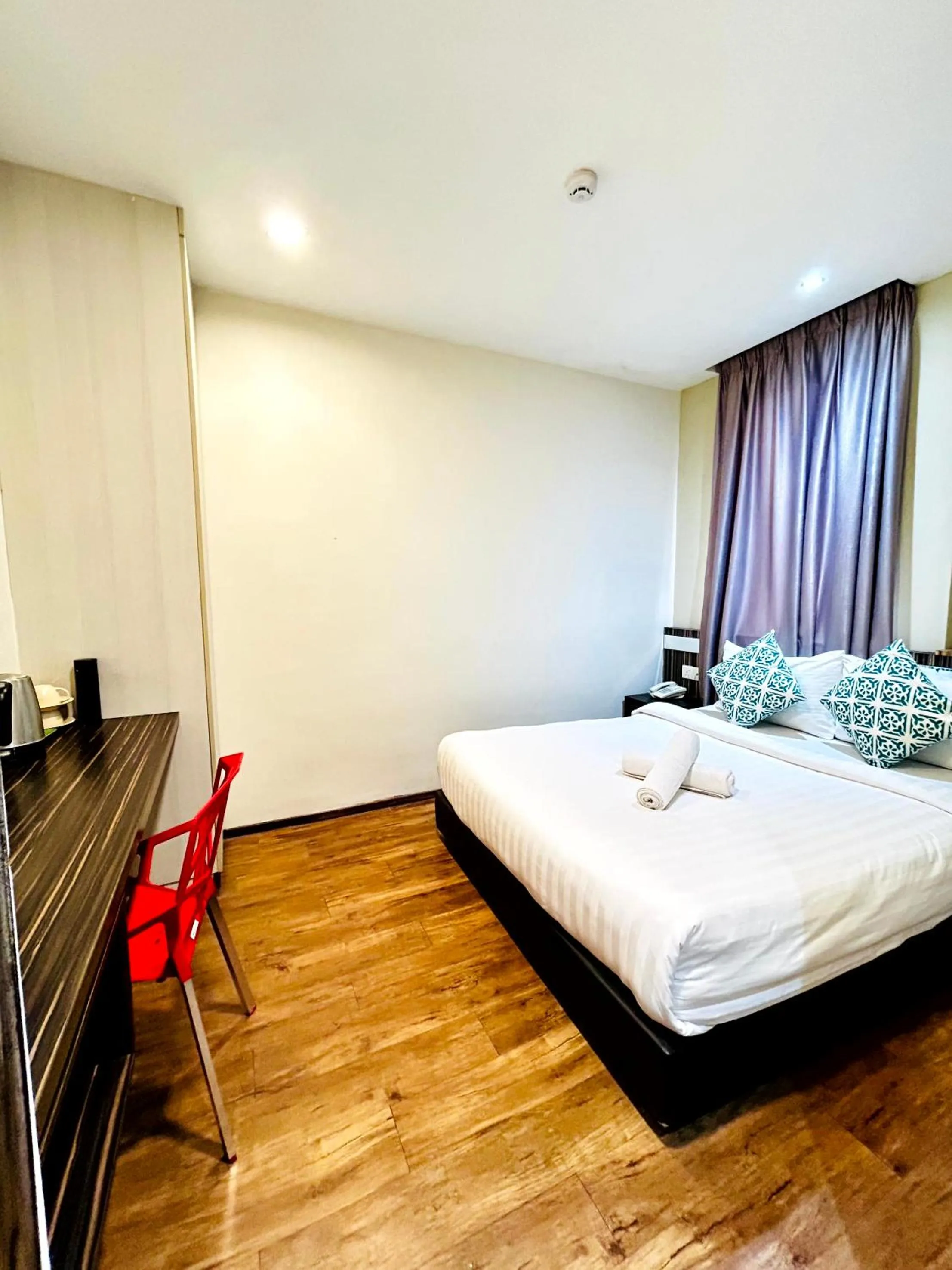 Bedroom, Bed in Kino Hotel