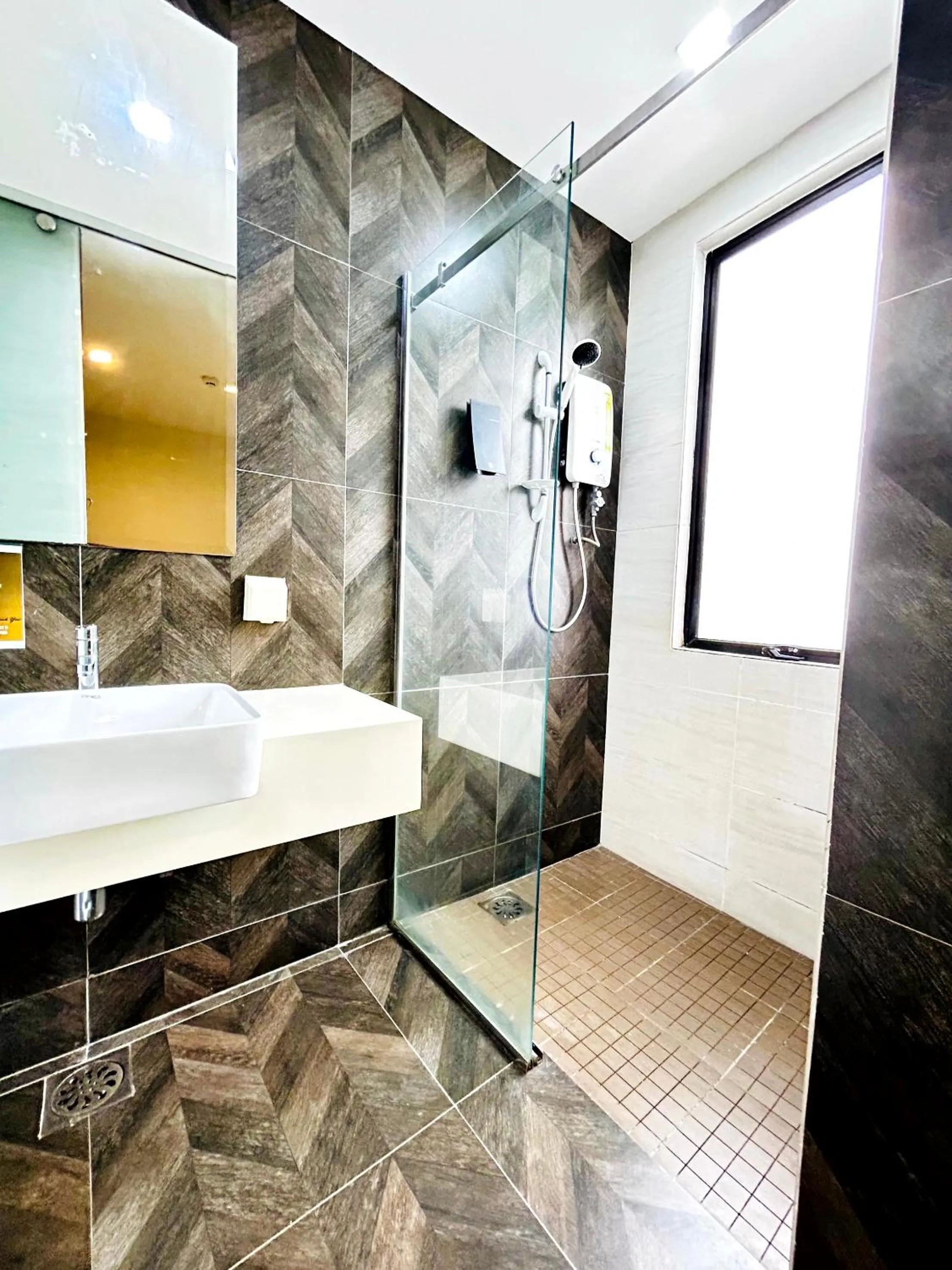 Shower in Kino Hotel