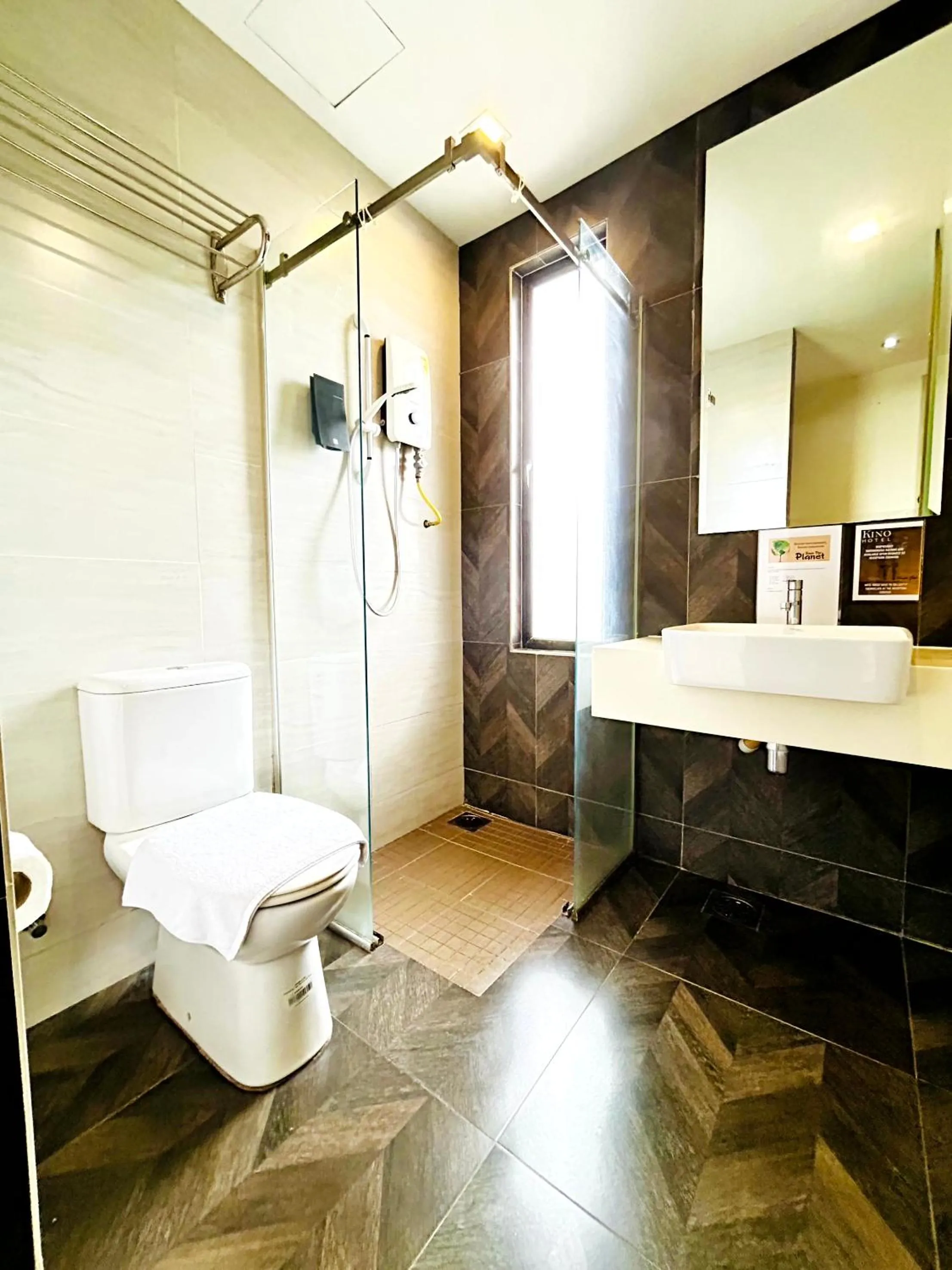 Toilet in Kino Hotel