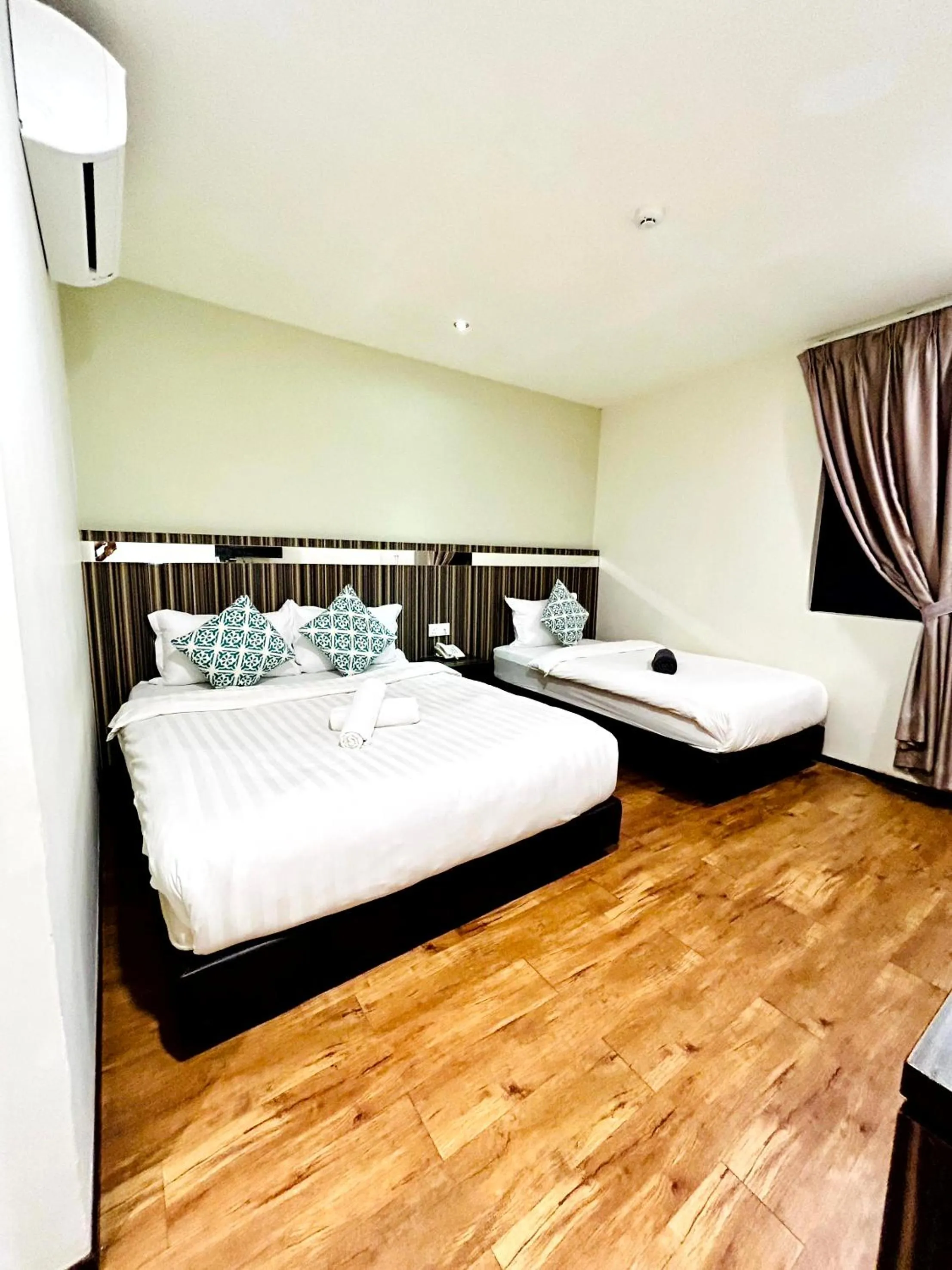 Bedroom, Bed in Kino Hotel