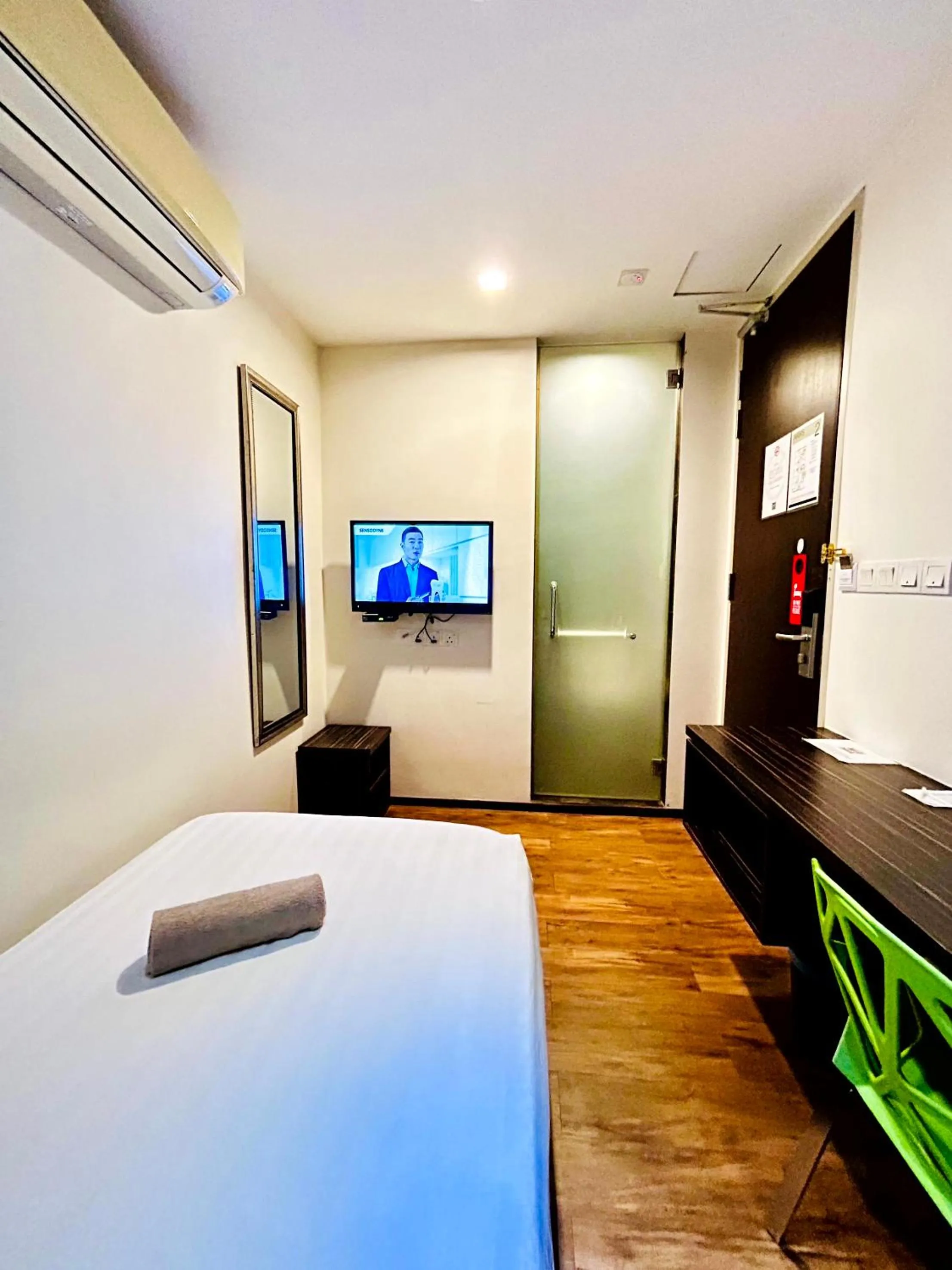 Bedroom, Bed in Kino Hotel