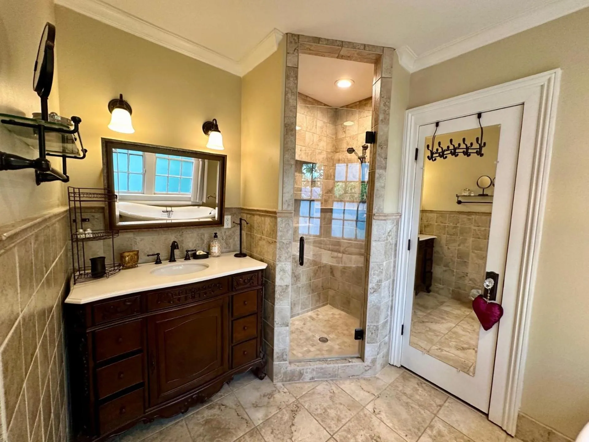 Shower in The Wynne House Inn