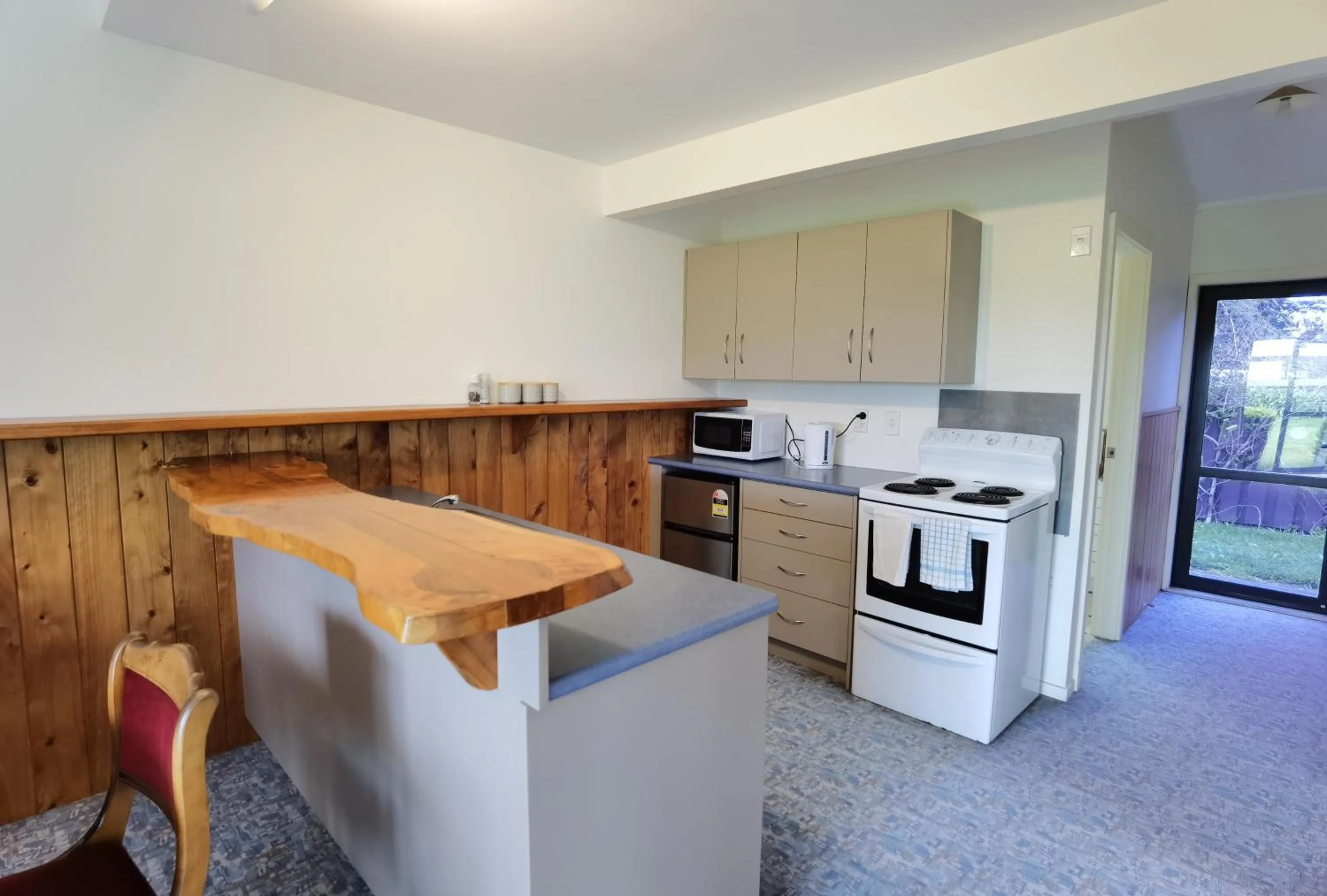 Kitchen or kitchenette in Mystery Creek Motel