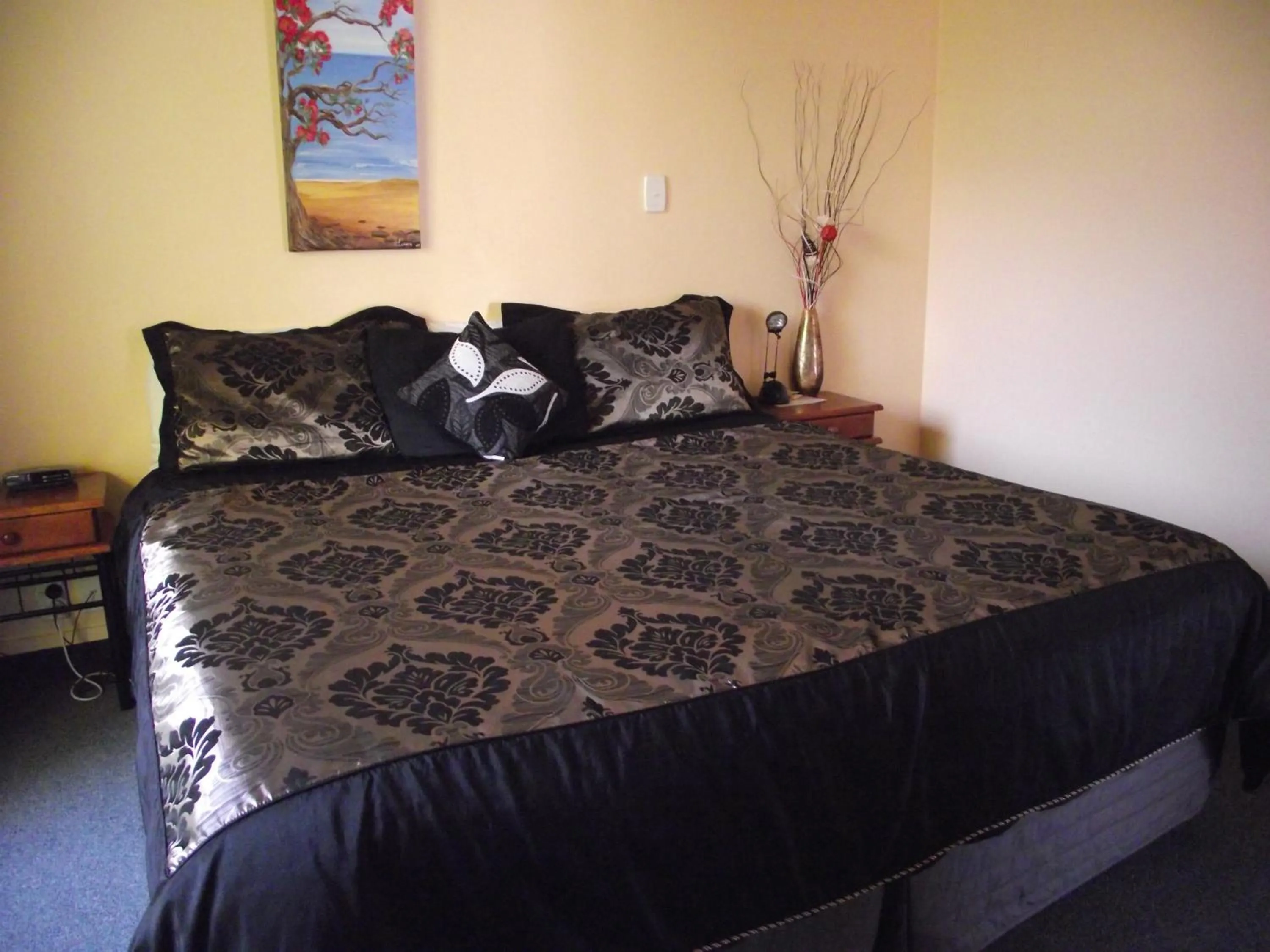 Bed in Caves Motor Inn