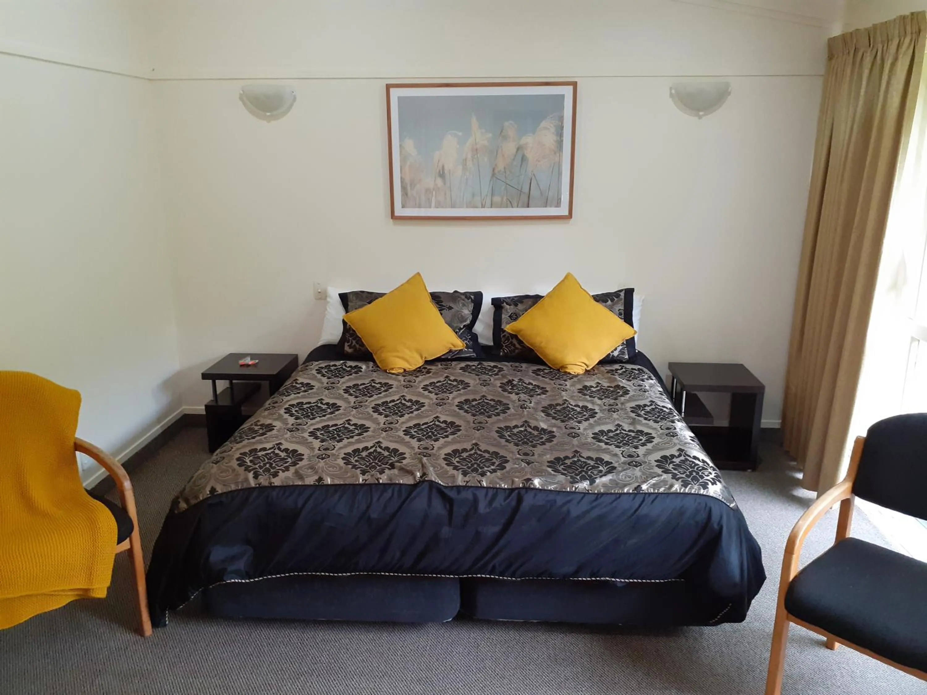 Bed in Caves Motor Inn