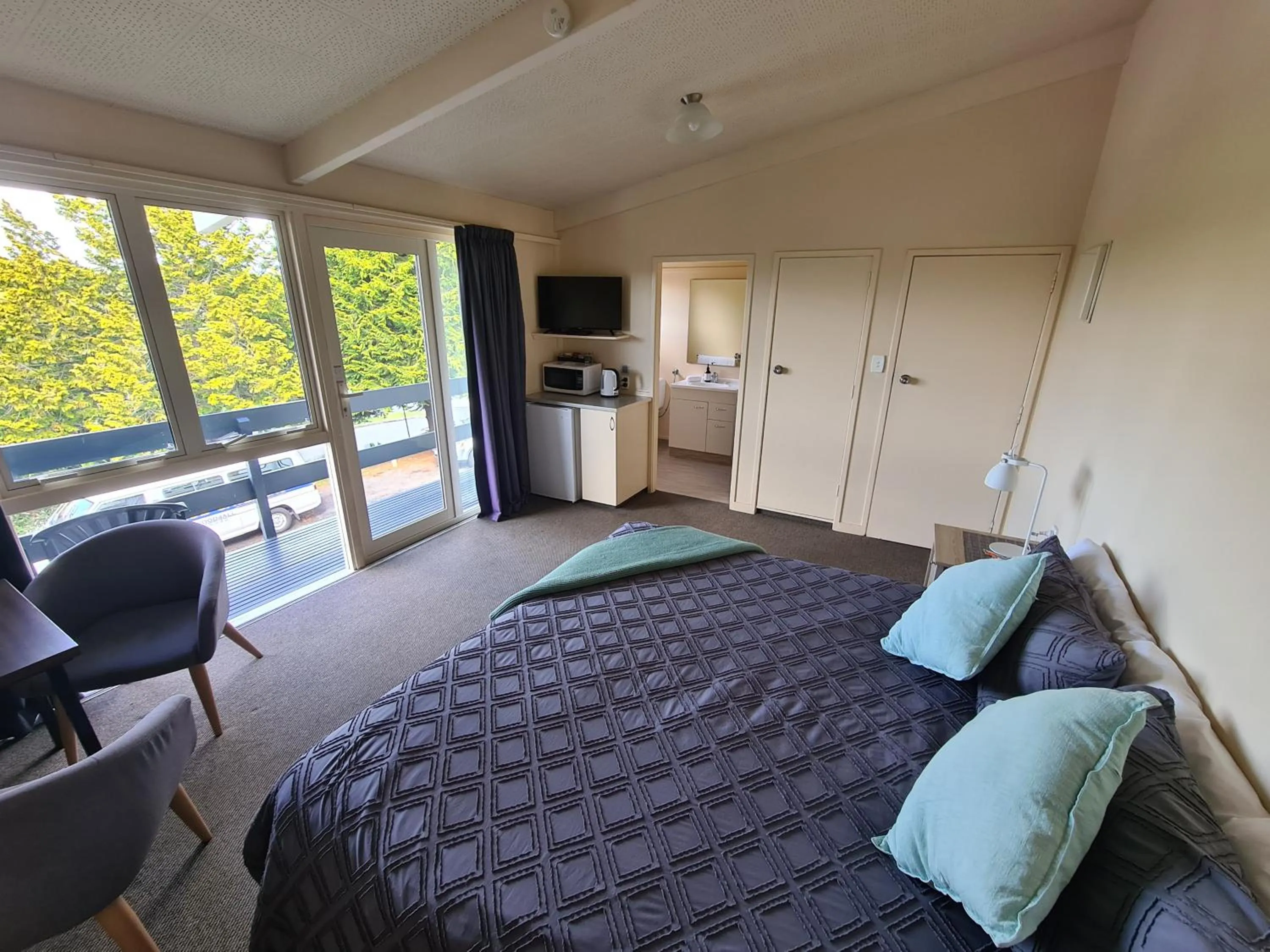 Garden view, Bed in Caves Motor Inn