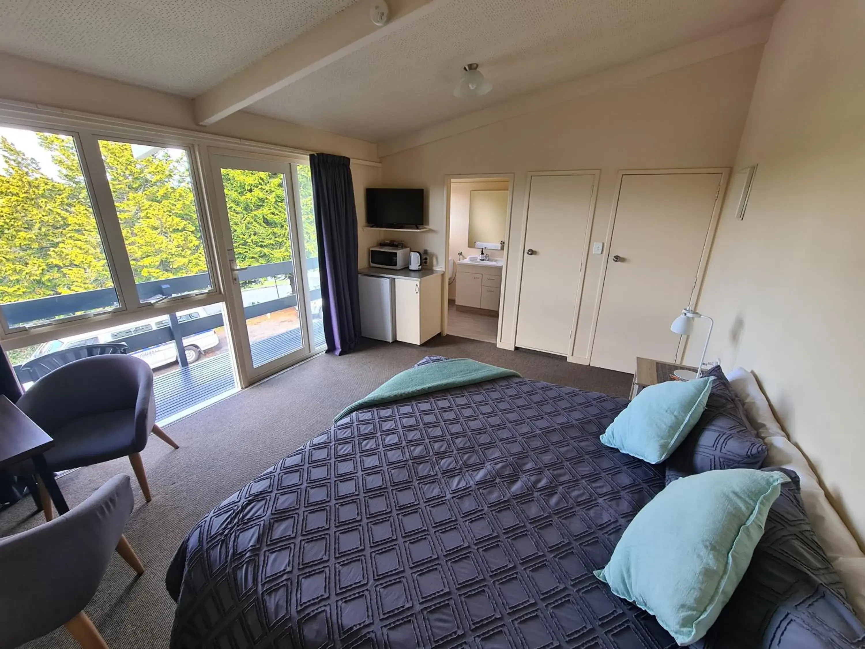 Garden view, Bed in Caves Motor Inn Garden view, Bed in Caves Motor Inn