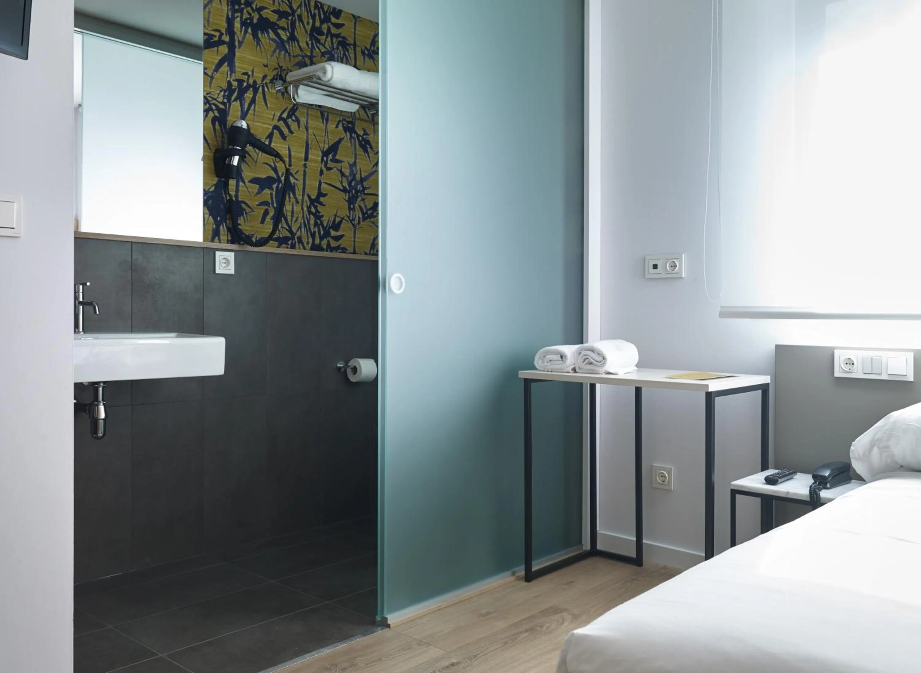 Shower, Bed in Hotel Bide Bide Tolosa