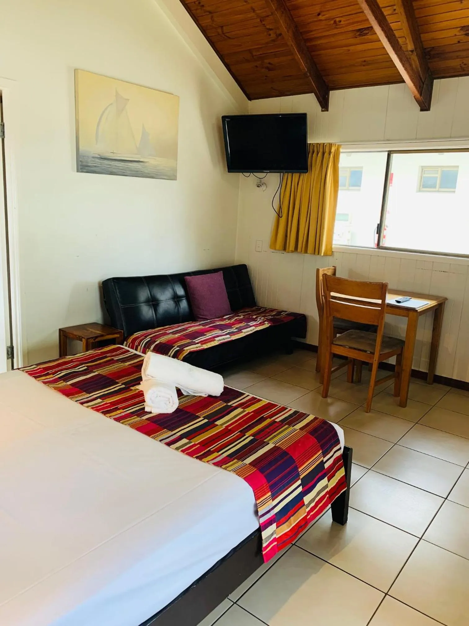 Living room, Bed in Airlie Beach Apartments