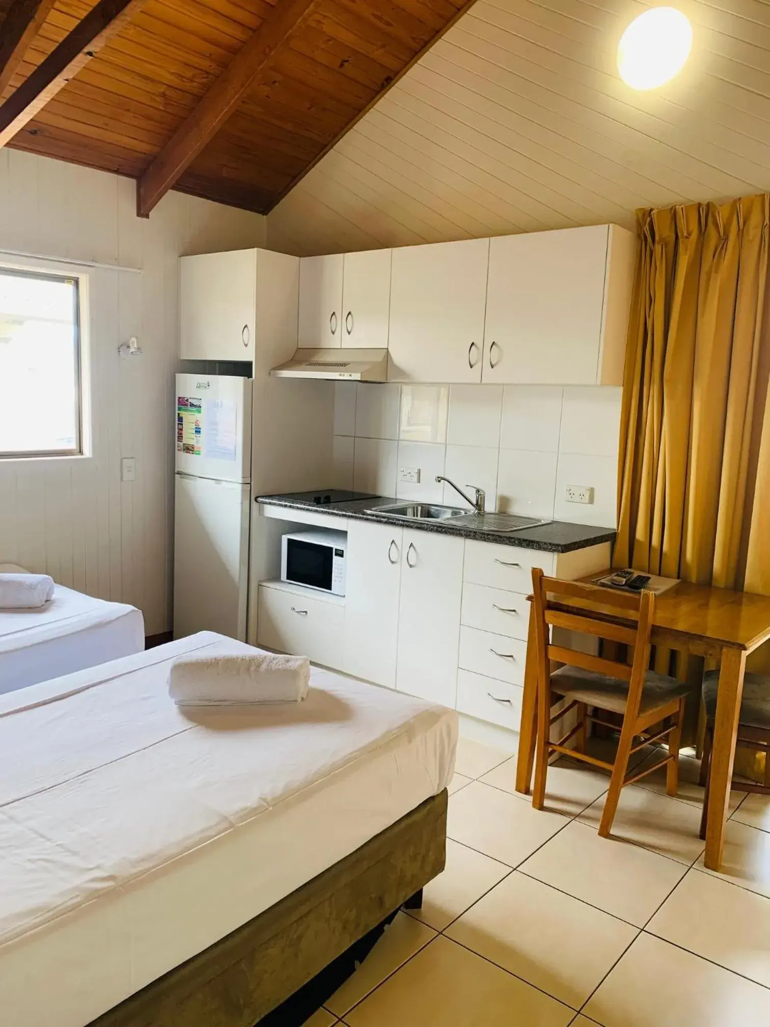 Kitchen or kitchenette, Bed in Airlie Beach Apartments Kitchen or kitchenette, Bed in Airlie Beach Apartments