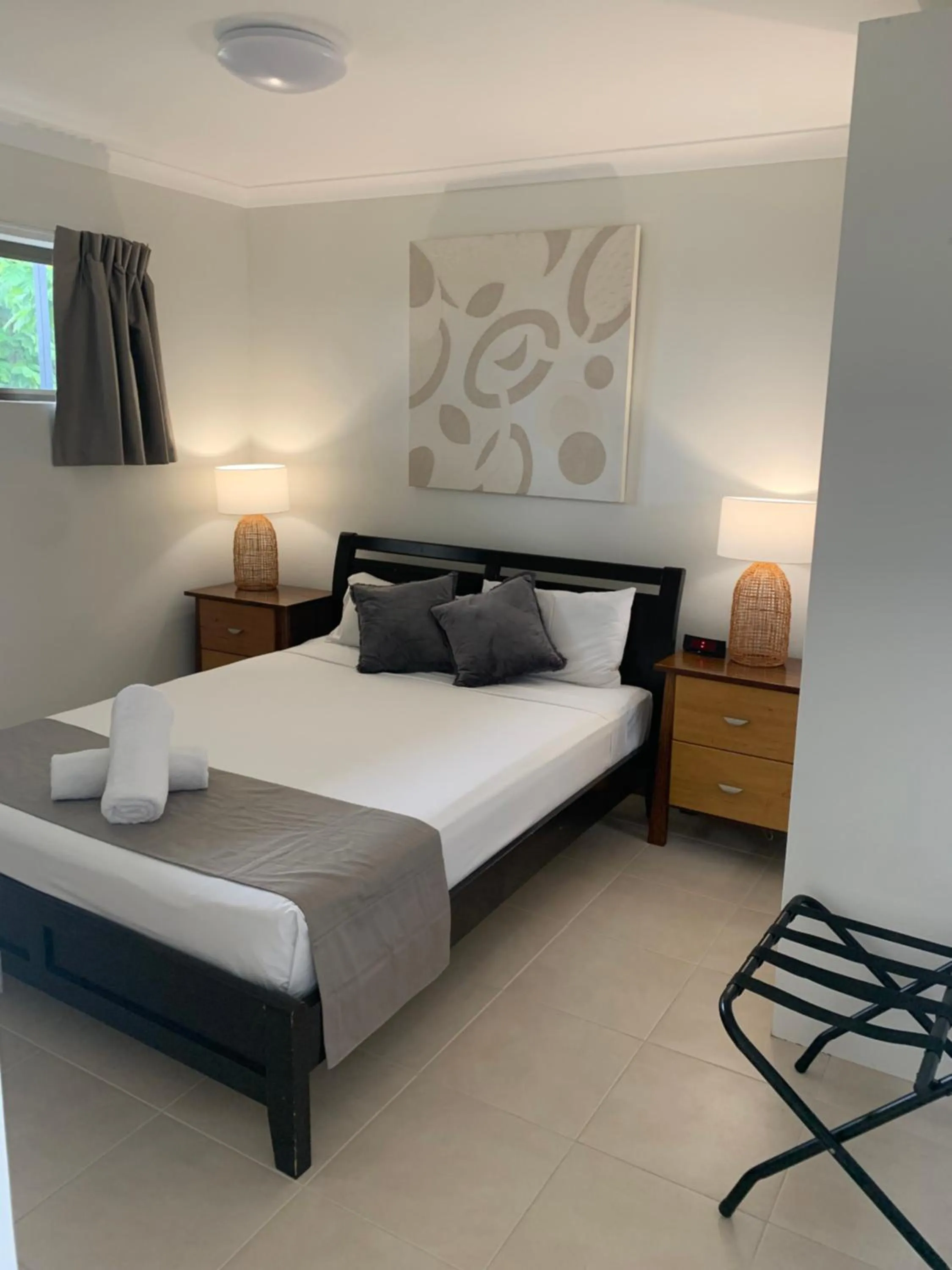 Bedroom, Bed in Airlie Beach Apartments